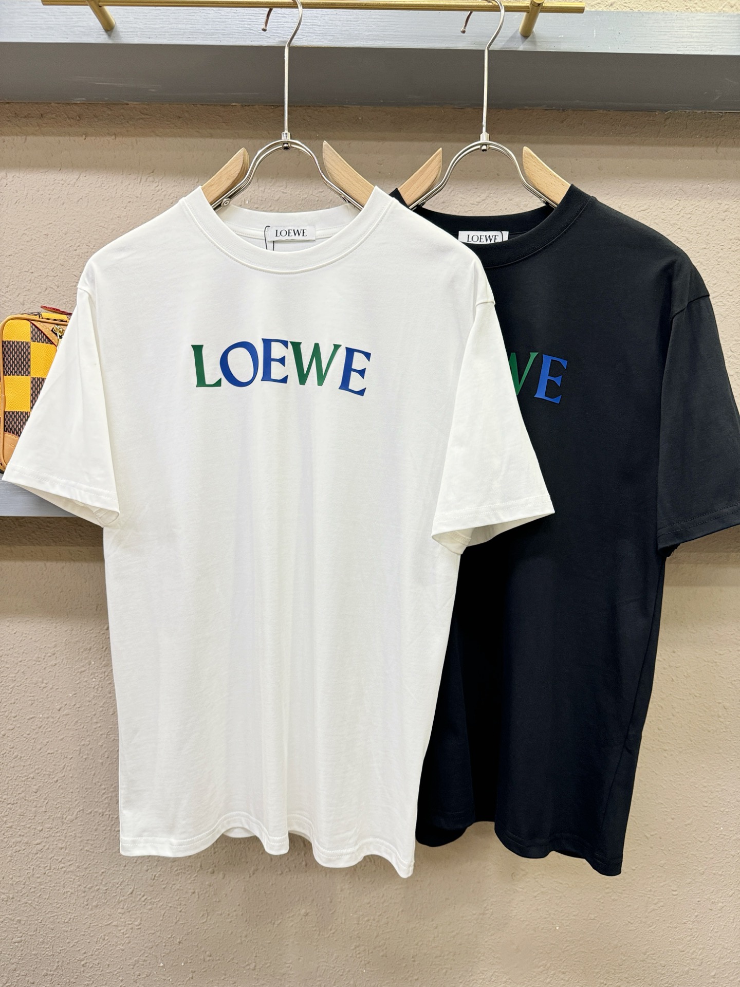 LOEWE罗意威 2026新款短袖T恤！男女同款！走秀图案时尚休闲短袖T恤衫！设计logo设计！极具设计