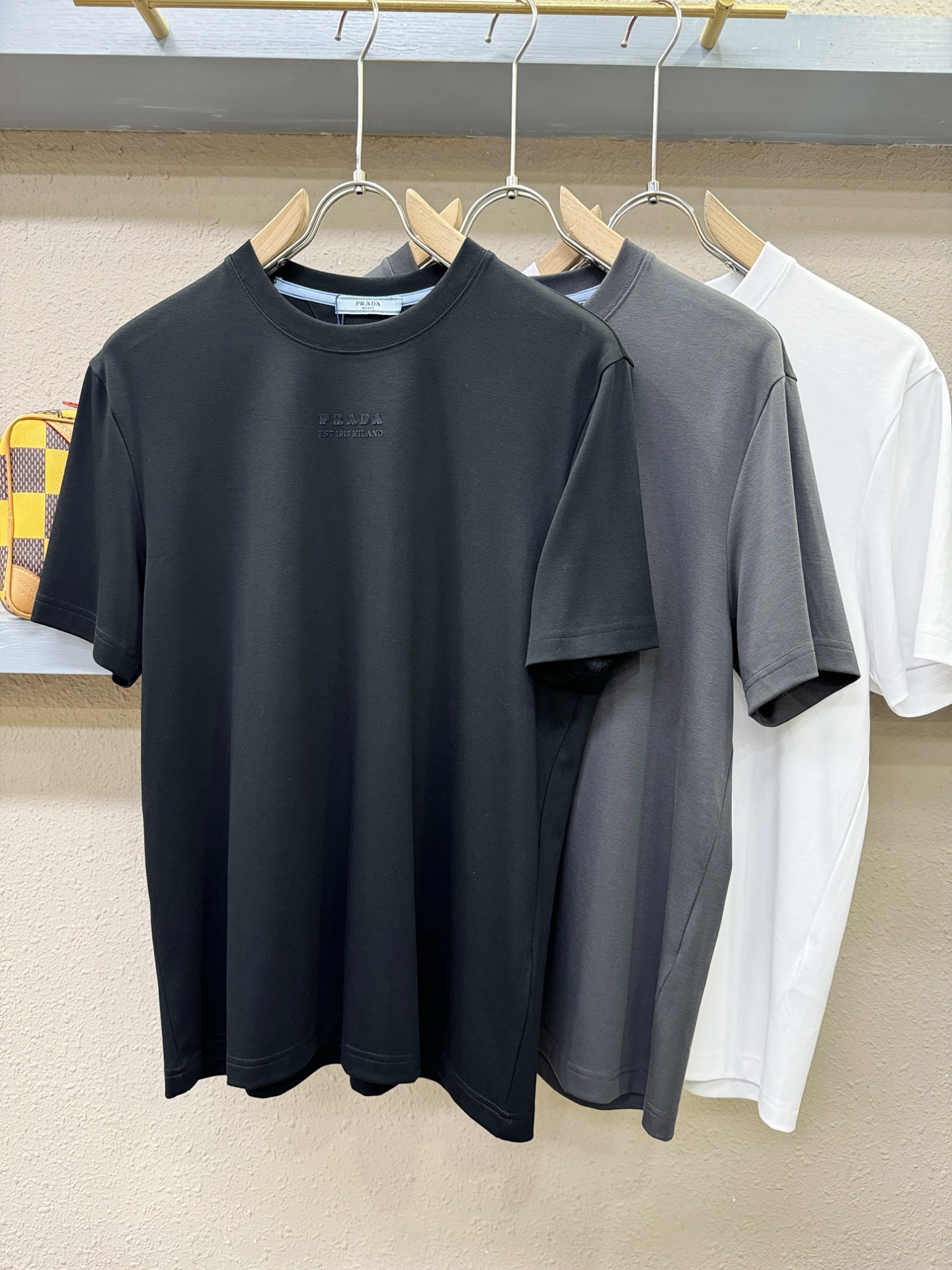 PRADA 普拉达 最大可穿200斤‼️ 顶级品质 2026新品短袖！精工设计，原版定制面料，手感柔软。