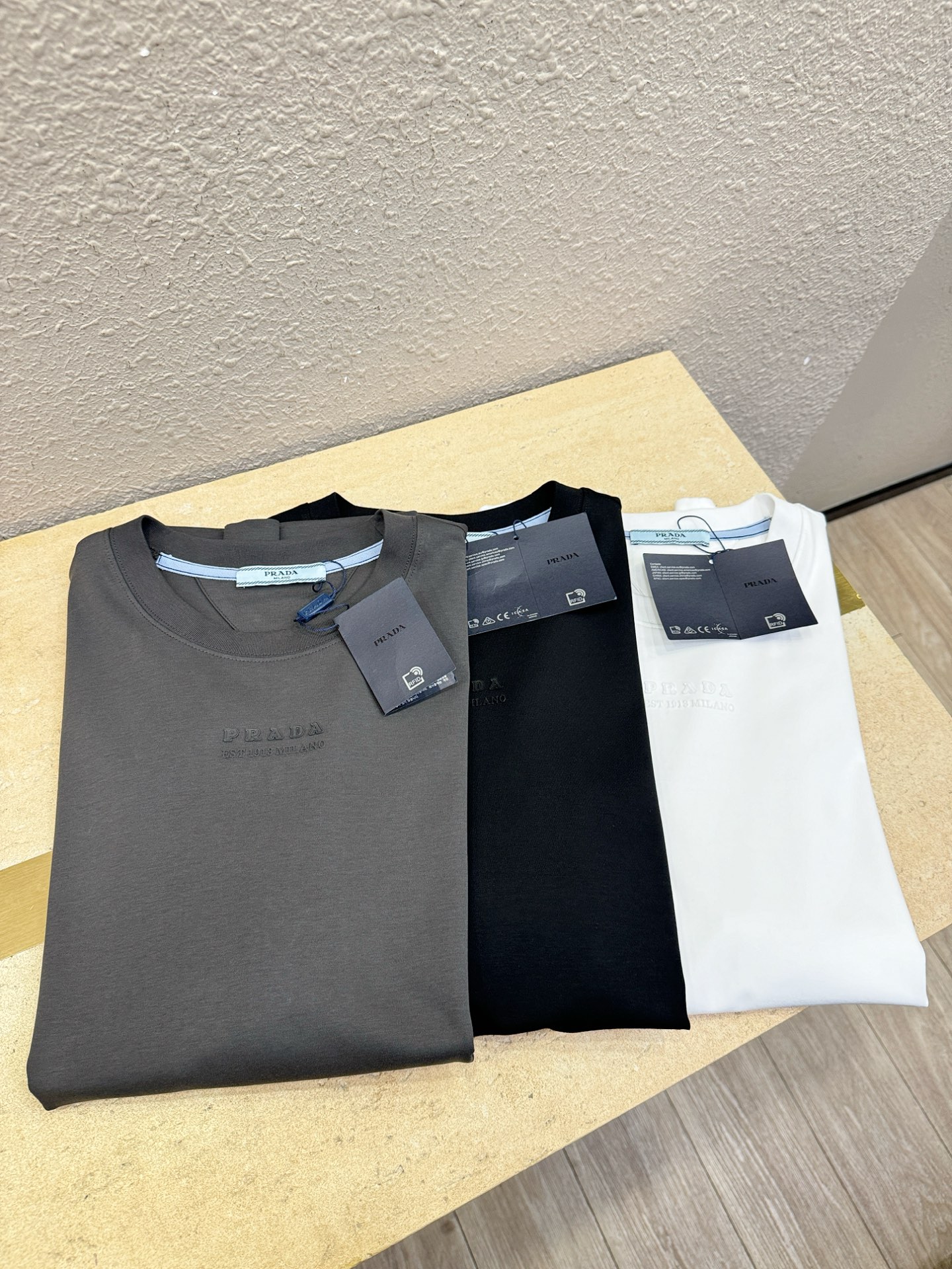 PRADA 普拉达 最大可穿200斤‼️ 顶级品质 2026新品短袖！精工设计，原版定制面料，手感柔软。