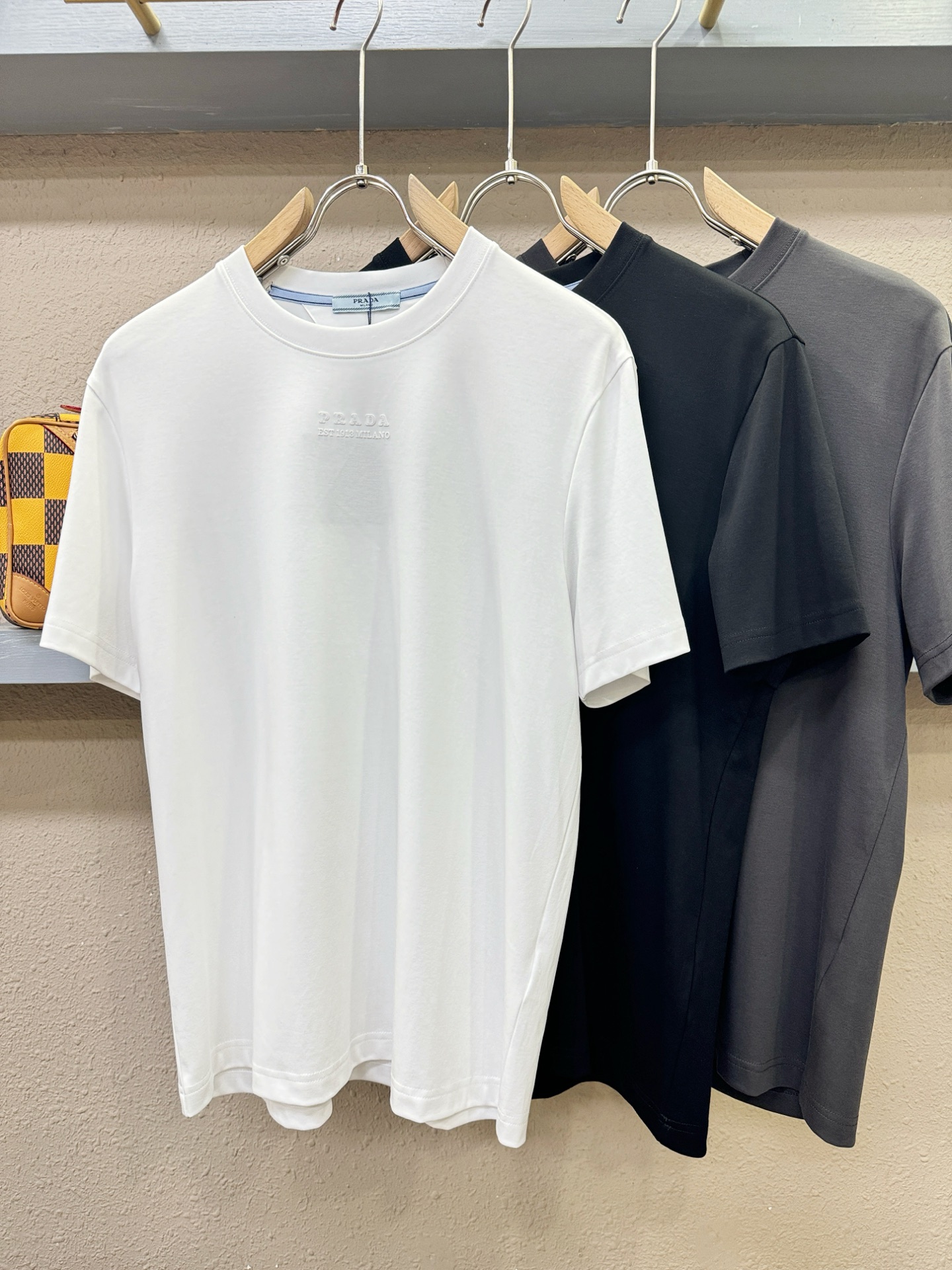 PRADA 普拉达 最大可穿200斤‼️ 顶级品质 2026新品短袖！精工设计，原版定制面料，手感柔软。