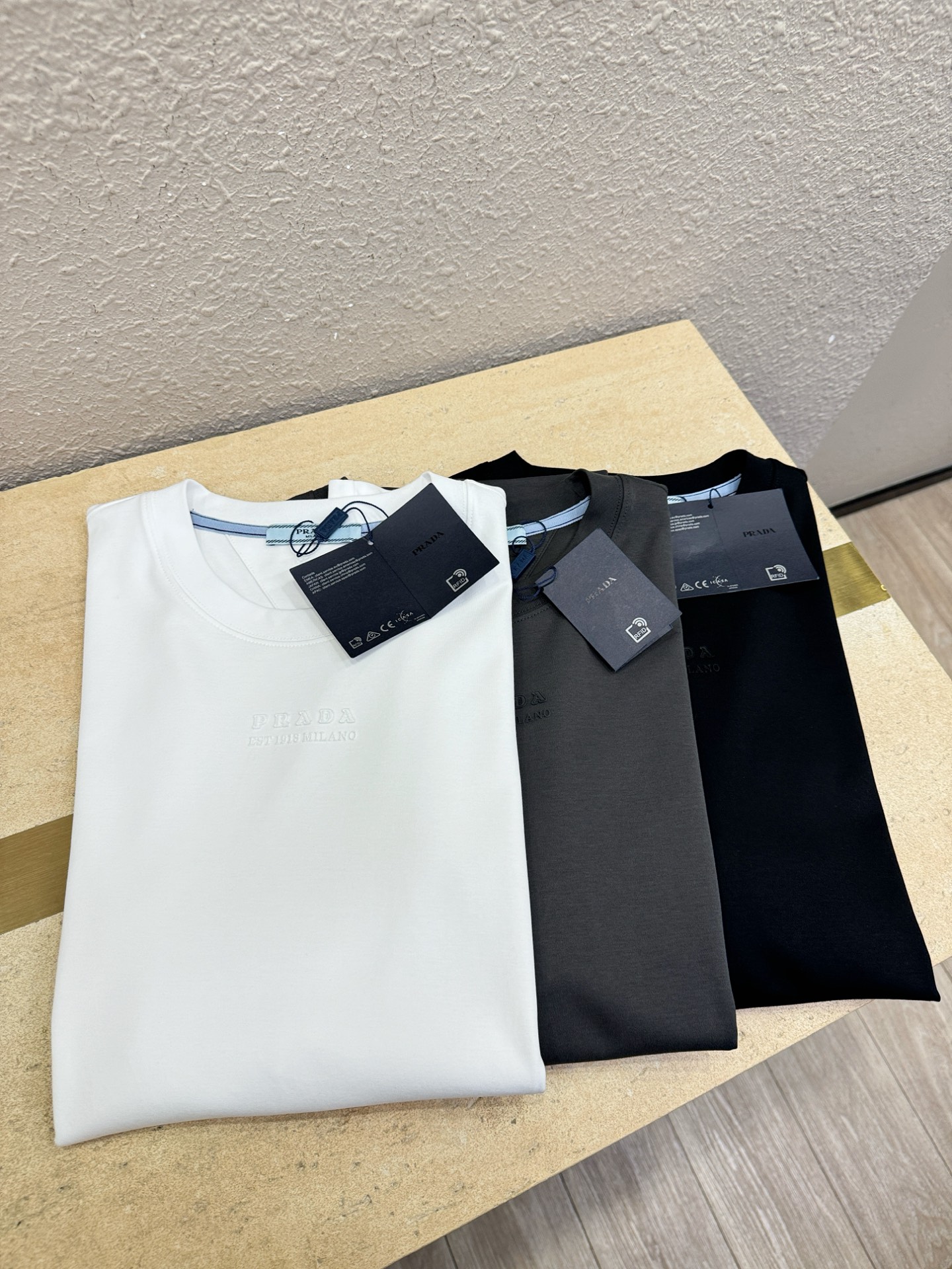 PRADA 普拉达 最大可穿200斤‼️ 顶级品质 2026新品短袖！精工设计，原版定制面料，手感柔软。