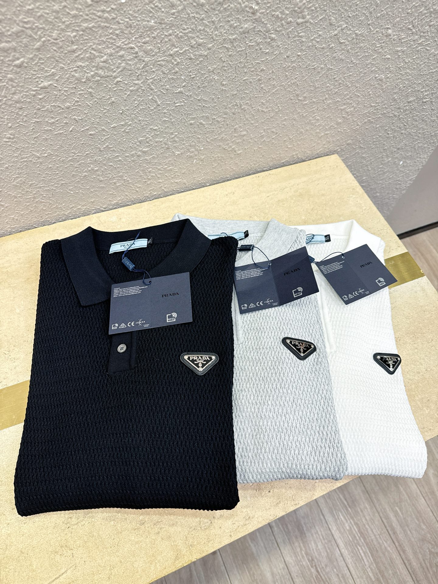 PRADA 普拉达 2026春夏新品针织短袖，进口针织面料，手感柔软。顶级进口私货，时尚设计潮流短袖针织