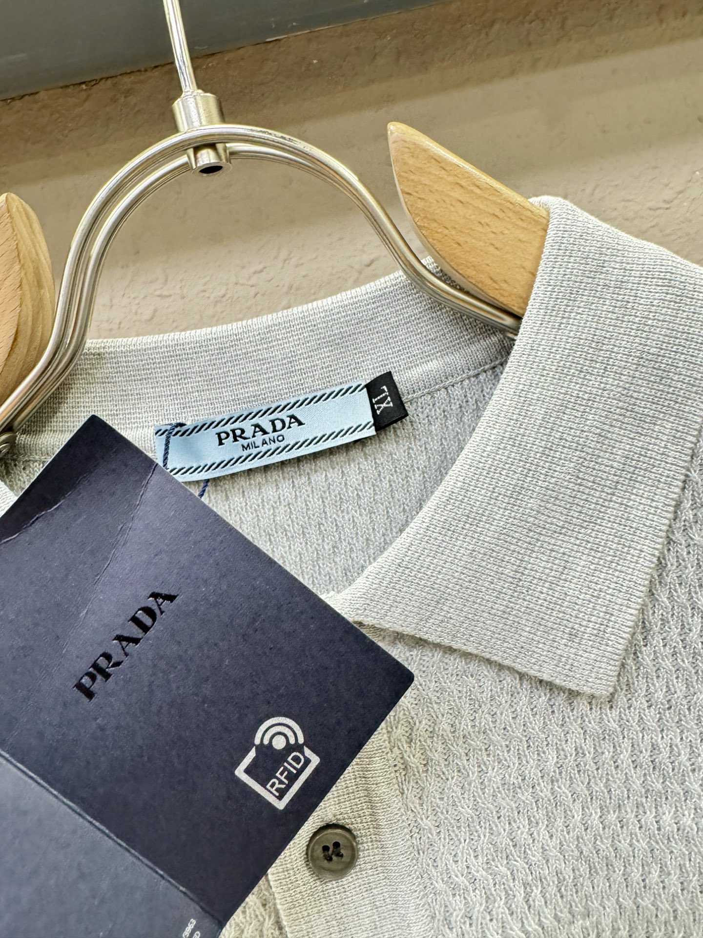 PRADA 普拉达 2026春夏新品针织短袖，进口针织面料，手感柔软。顶级进口私货，时尚设计潮流短袖针织