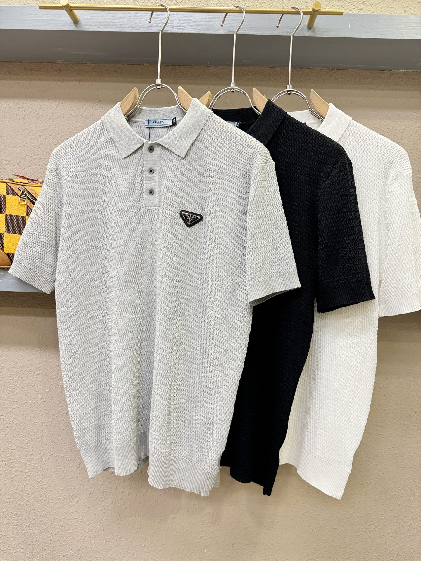 PRADA 普拉达 2026春夏新品针织短袖，进口针织面料，手感柔软。顶级进口私货，时尚设计潮流短袖针织