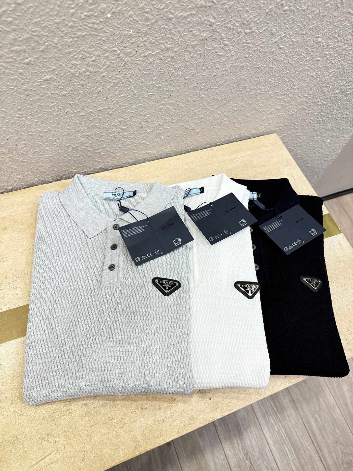 PRADA 普拉达 2026春夏新品针织短袖，进口针织面料，手感柔软。顶级进口私货，时尚设计潮流短袖针织