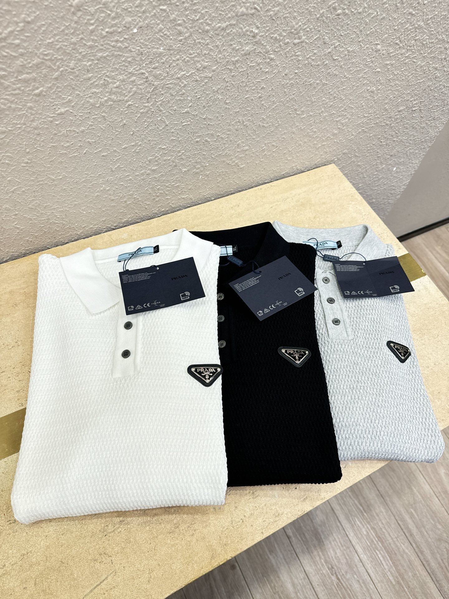 PRADA 普拉达 2026春夏新品针织短袖，进口针织面料，手感柔软。顶级进口私货，时尚设计潮流短袖针织