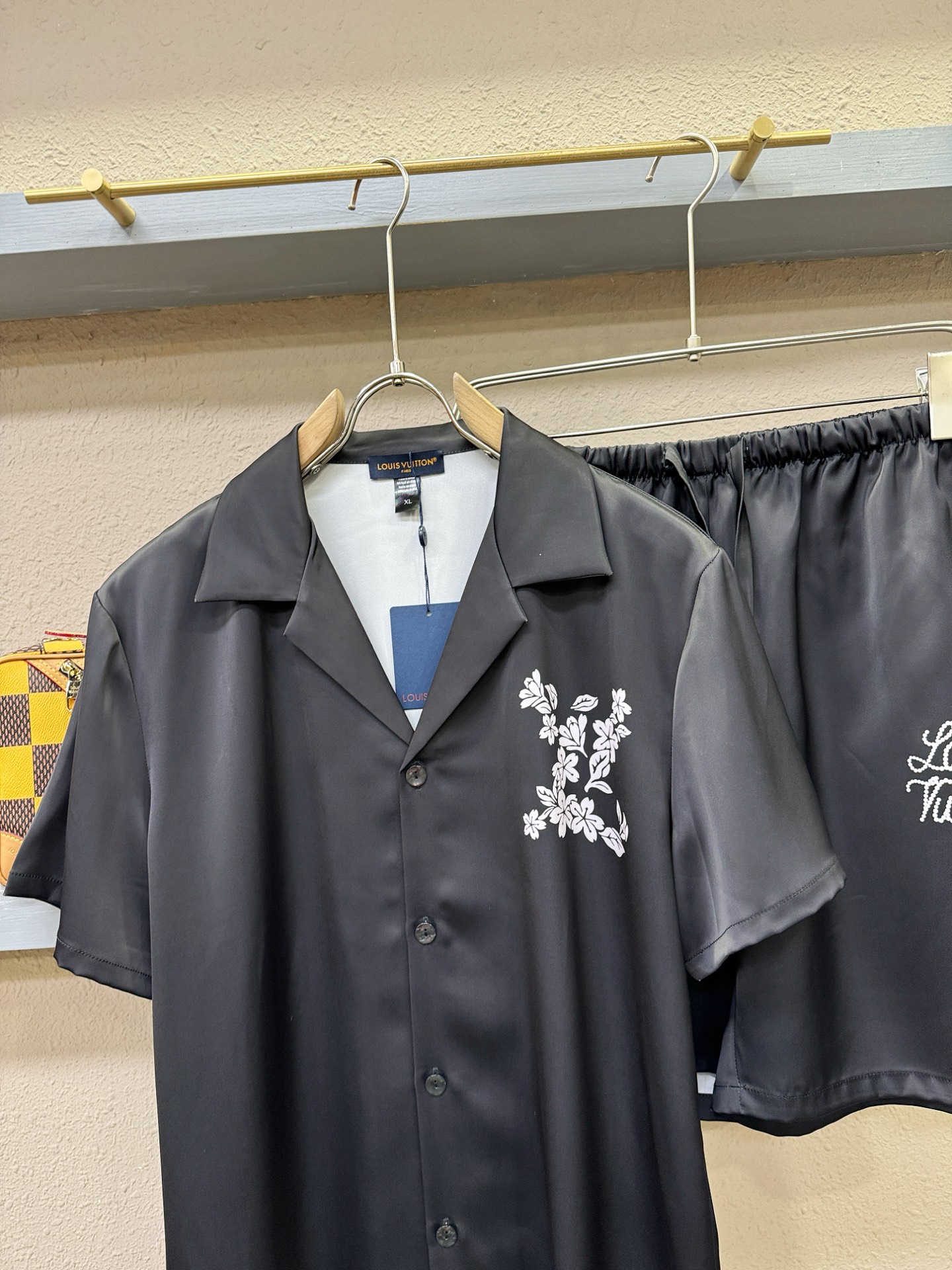 LV路易威登 2026新款真丝套装，男女同款家居服套装，睡衣套装，干净利落剪裁，都市风十足。真丝面料，手
