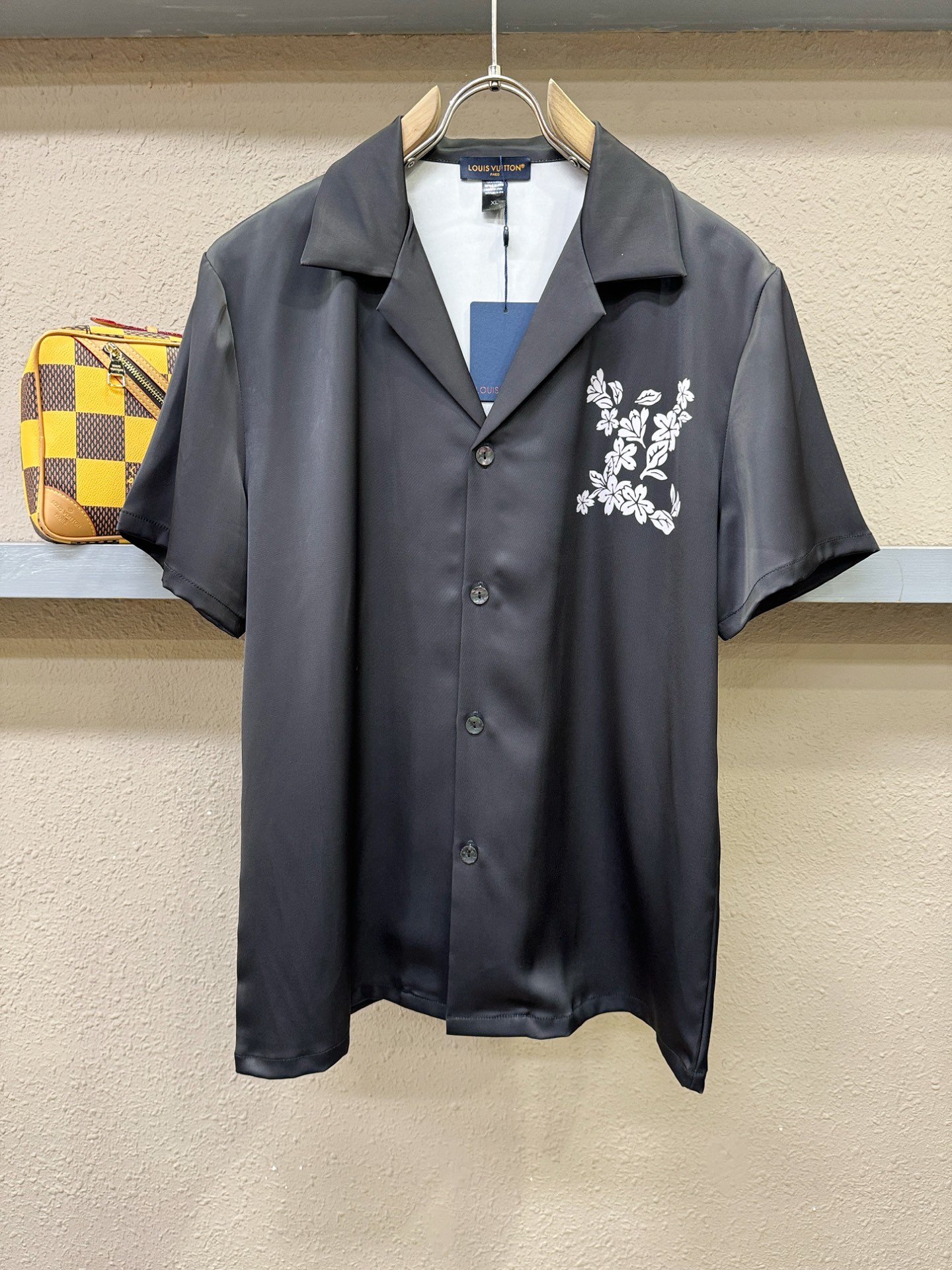 LV路易威登 2026新款真丝套装，男女同款家居服套装，睡衣套装，干净利落剪裁，都市风十足。真丝面料，手