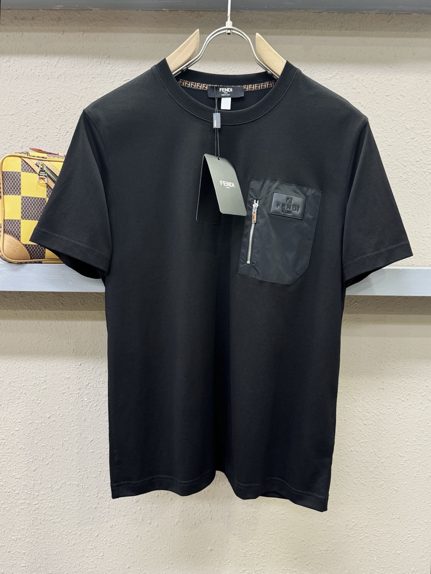 FENDI 芬迪 最大可穿200斤‼️2026新款短袖T恤！走秀图案时尚休闲短袖T恤衫！设计logo设计