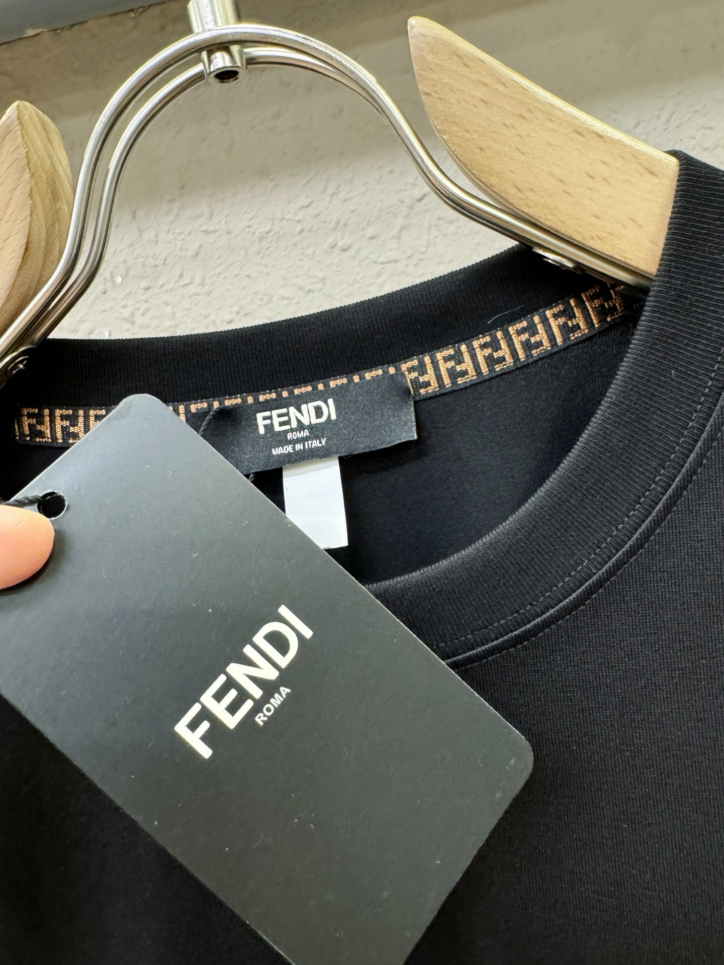 FENDI 芬迪 最大可穿200斤‼️2026新款短袖T恤！走秀图案时尚休闲短袖T恤衫！设计logo设计