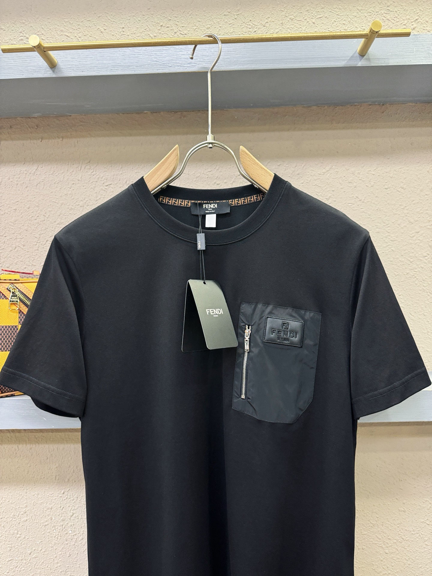 FENDI 芬迪 最大可穿200斤‼️2026新款短袖T恤！走秀图案时尚休闲短袖T恤衫！设计logo设计