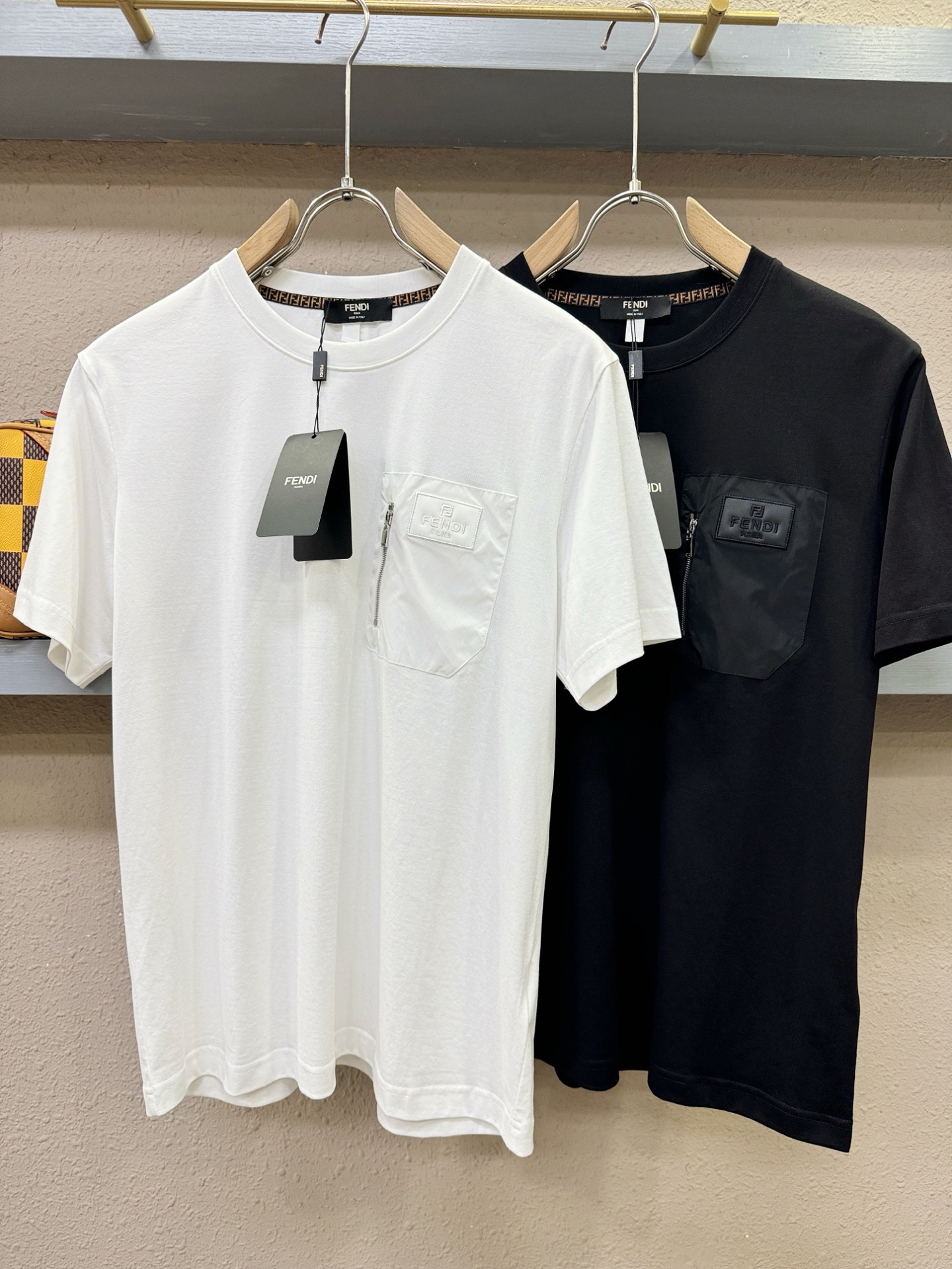 FENDI 芬迪 最大可穿200斤‼️2026新款短袖T恤！走秀图案时尚休闲短袖T恤衫！设计logo设计