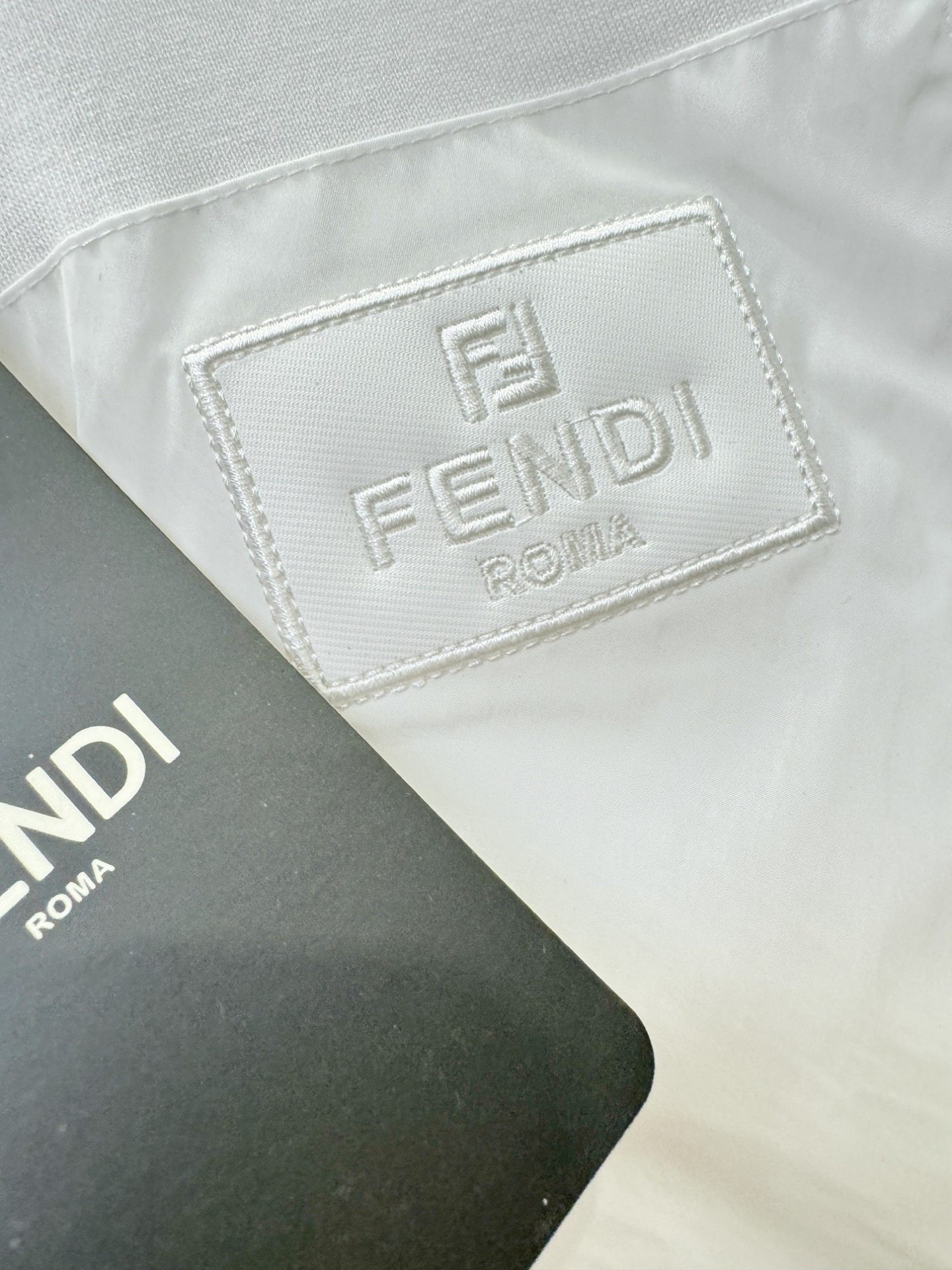 FENDI 芬迪 最大可穿200斤‼️2026新款短袖T恤！走秀图案时尚休闲短袖T恤衫！设计logo设计