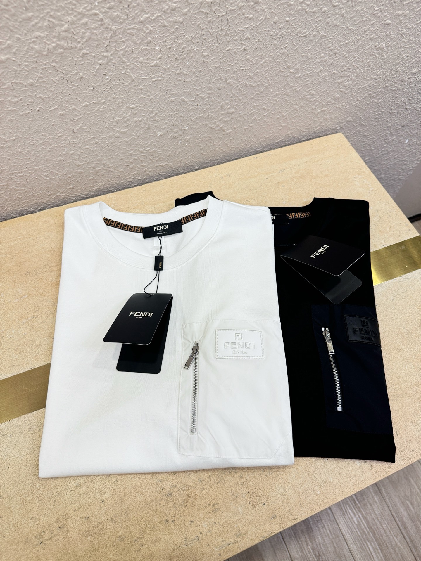 FENDI 芬迪 最大可穿200斤‼️2026新款短袖T恤！走秀图案时尚休闲短袖T恤衫！设计logo设计