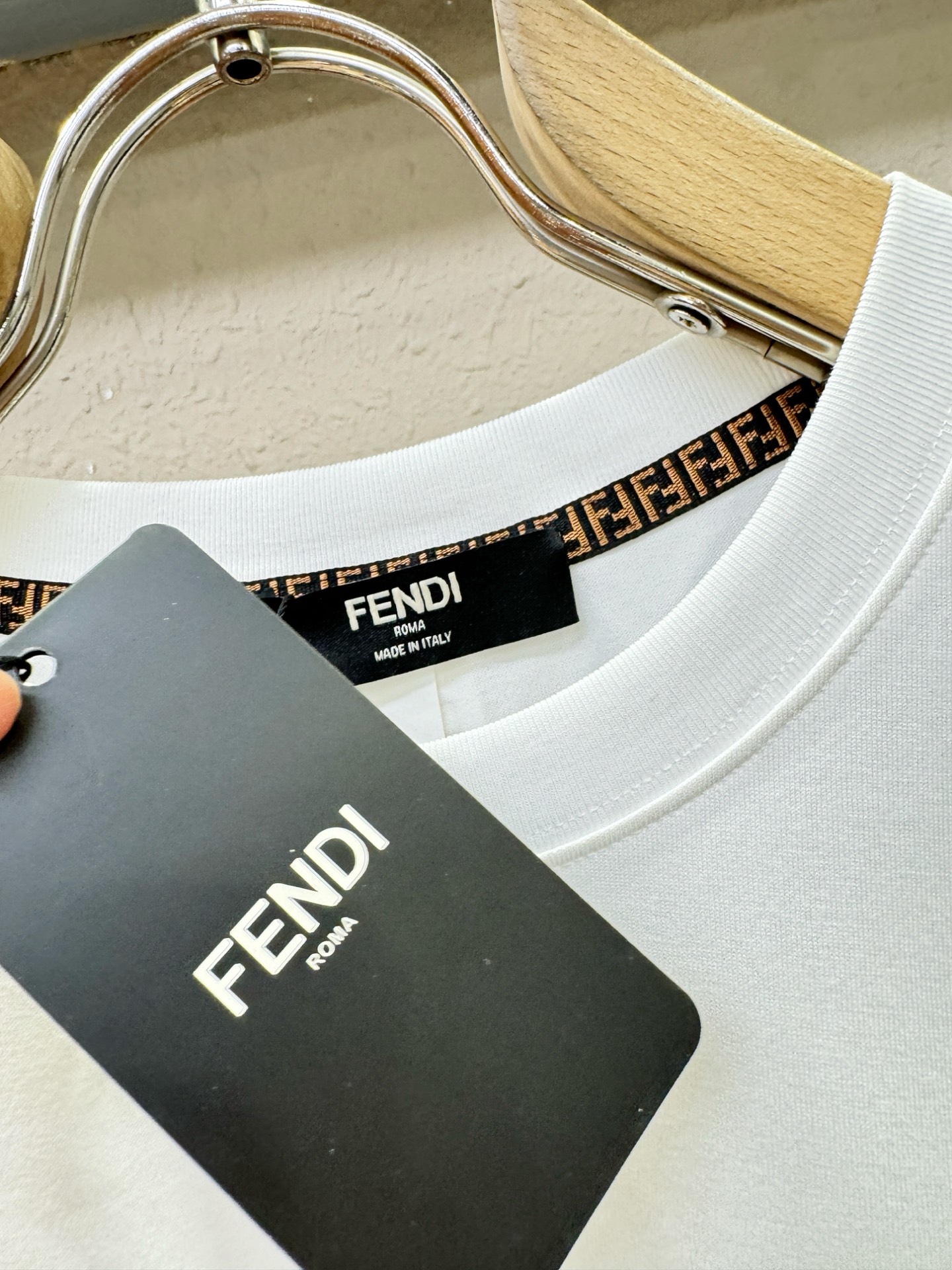 FENDI 芬迪 最大可穿200斤‼️2026新款短袖T恤！走秀图案时尚休闲短袖T恤衫！设计logo设计