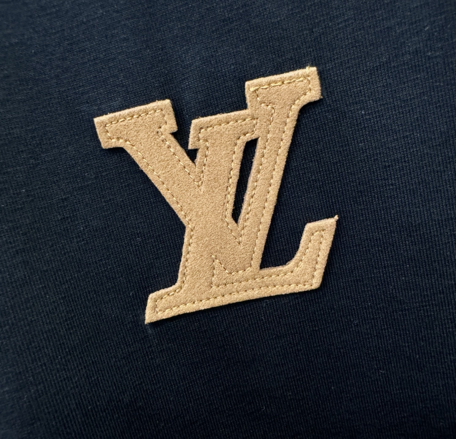 LV路易威登 2026新款短袖T恤！男女同款！走秀图案时尚休闲短袖T恤衫！设计logo设计！极具设计精选