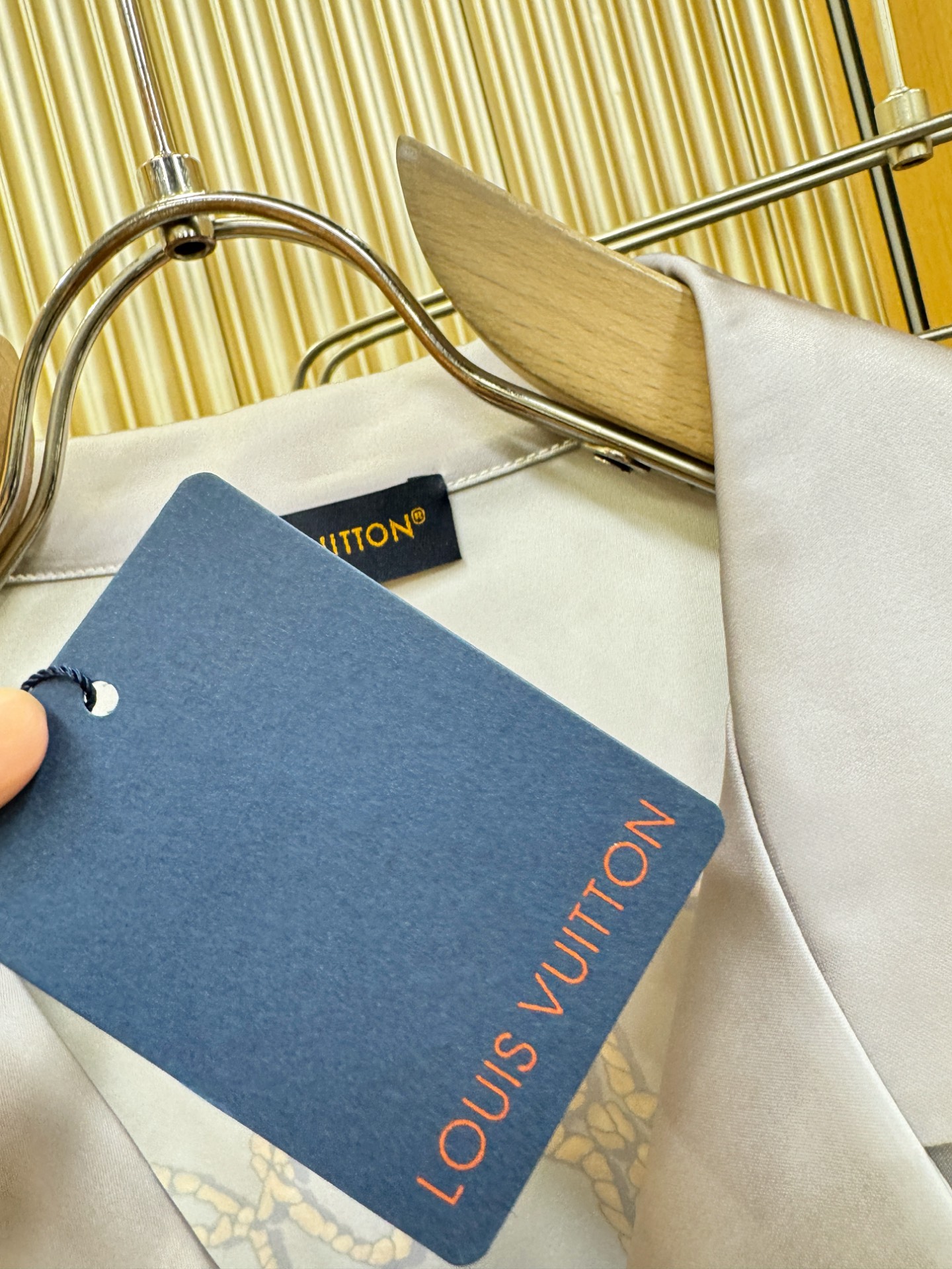 LV路易威登 2026新款真丝套装，男女同款家居服套装，睡衣套装，干净利落剪裁，都市风十足。真丝面料，手