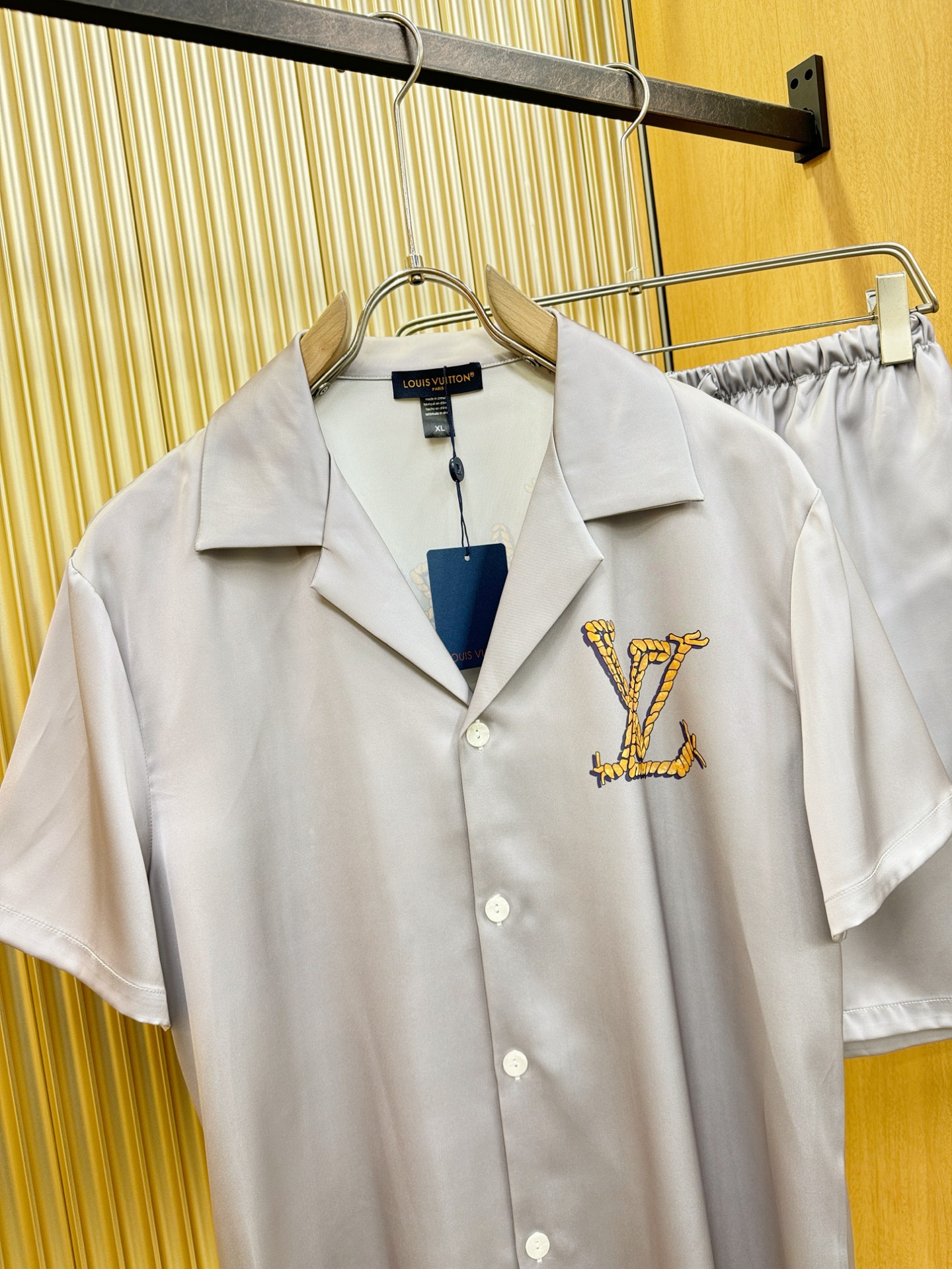 LV路易威登 2026新款真丝套装，男女同款家居服套装，睡衣套装，干净利落剪裁，都市风十足。真丝面料，手