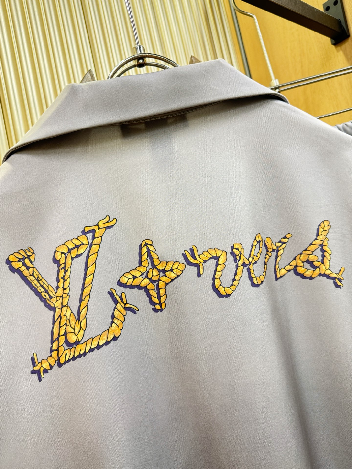 LV路易威登 2026新款真丝套装，男女同款家居服套装，睡衣套装，干净利落剪裁，都市风十足。真丝面料，手