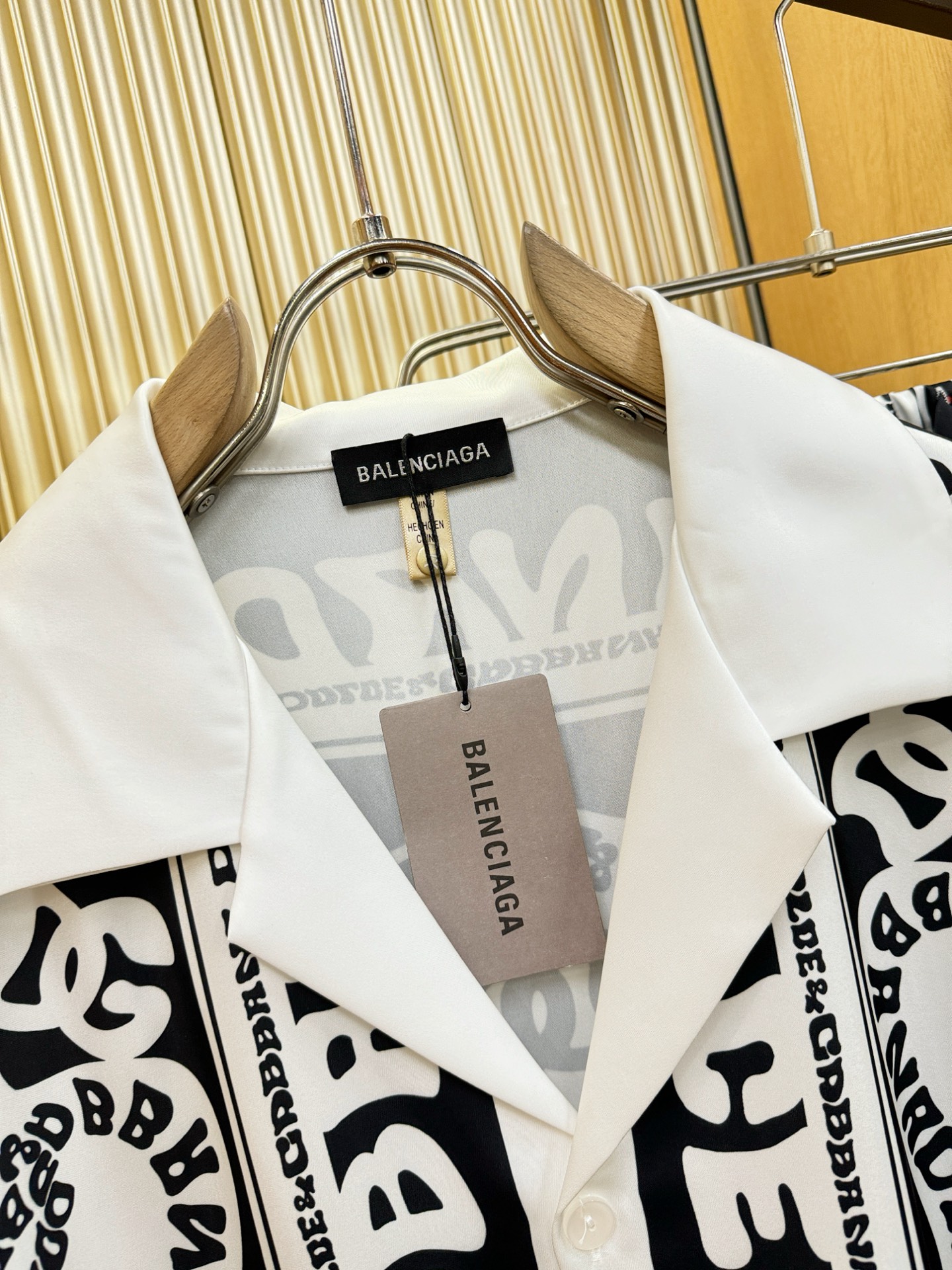 Balenciaga巴黎世家 2026新款真丝套装，男女同款家居服套装，睡衣套装，干净利落剪裁，都市风十