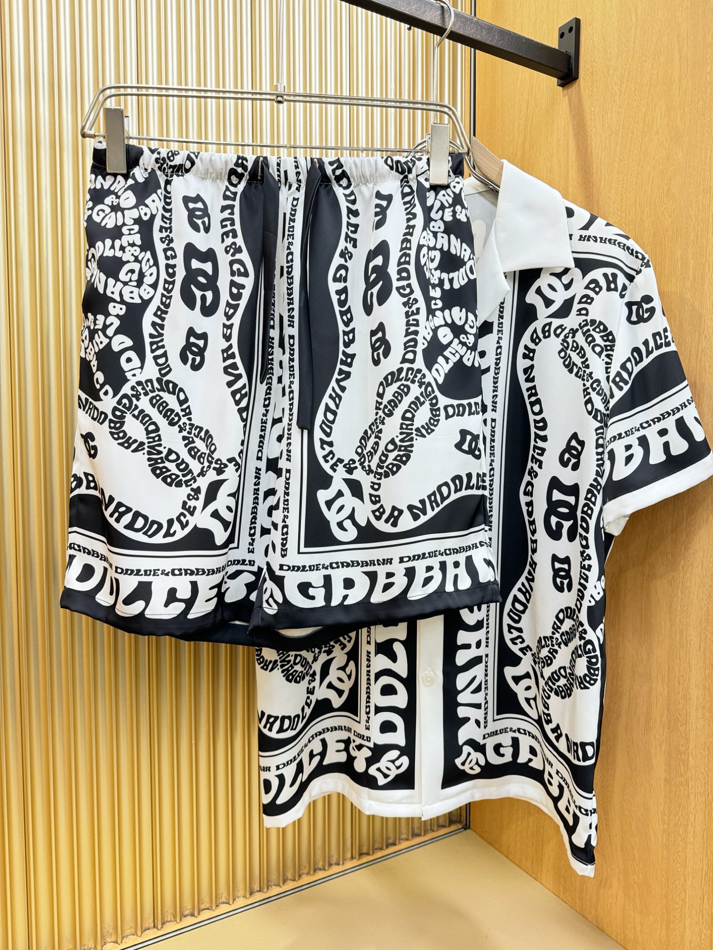 Balenciaga巴黎世家 2026新款真丝套装，男女同款家居服套装，睡衣套装，干净利落剪裁，都市风十
