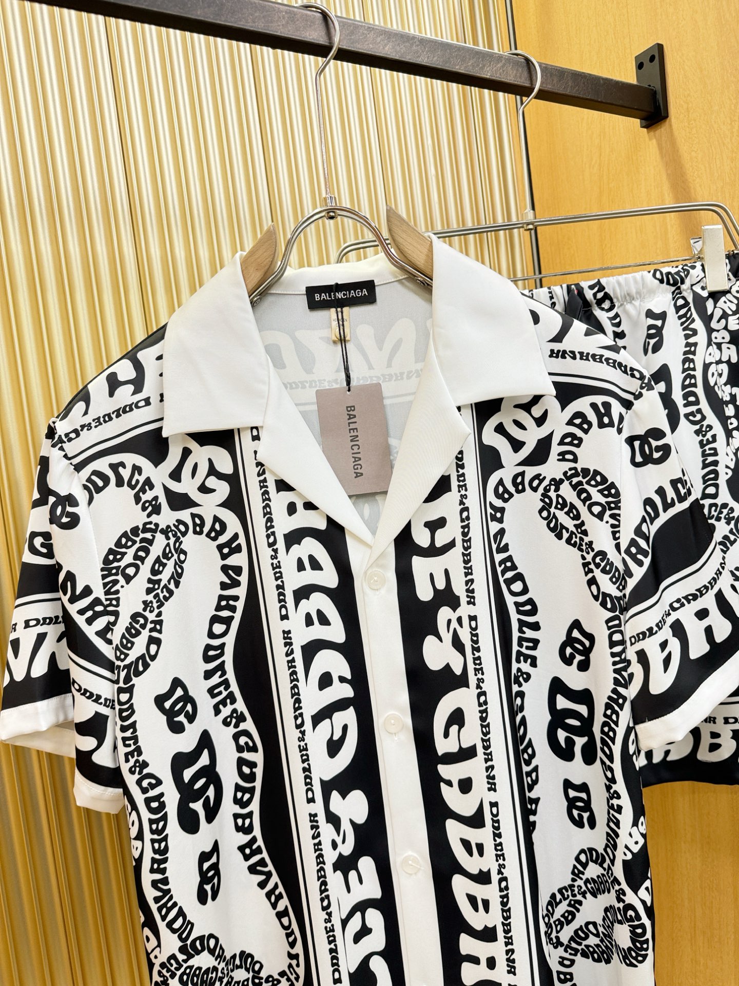 Balenciaga巴黎世家 2026新款真丝套装，男女同款家居服套装，睡衣套装，干净利落剪裁，都市风十