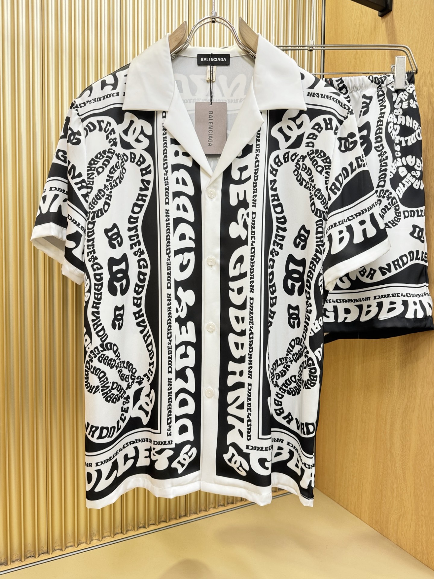 Balenciaga巴黎世家 2026新款真丝套装，男女同款家居服套装，睡衣套装，干净利落剪裁，都市风十