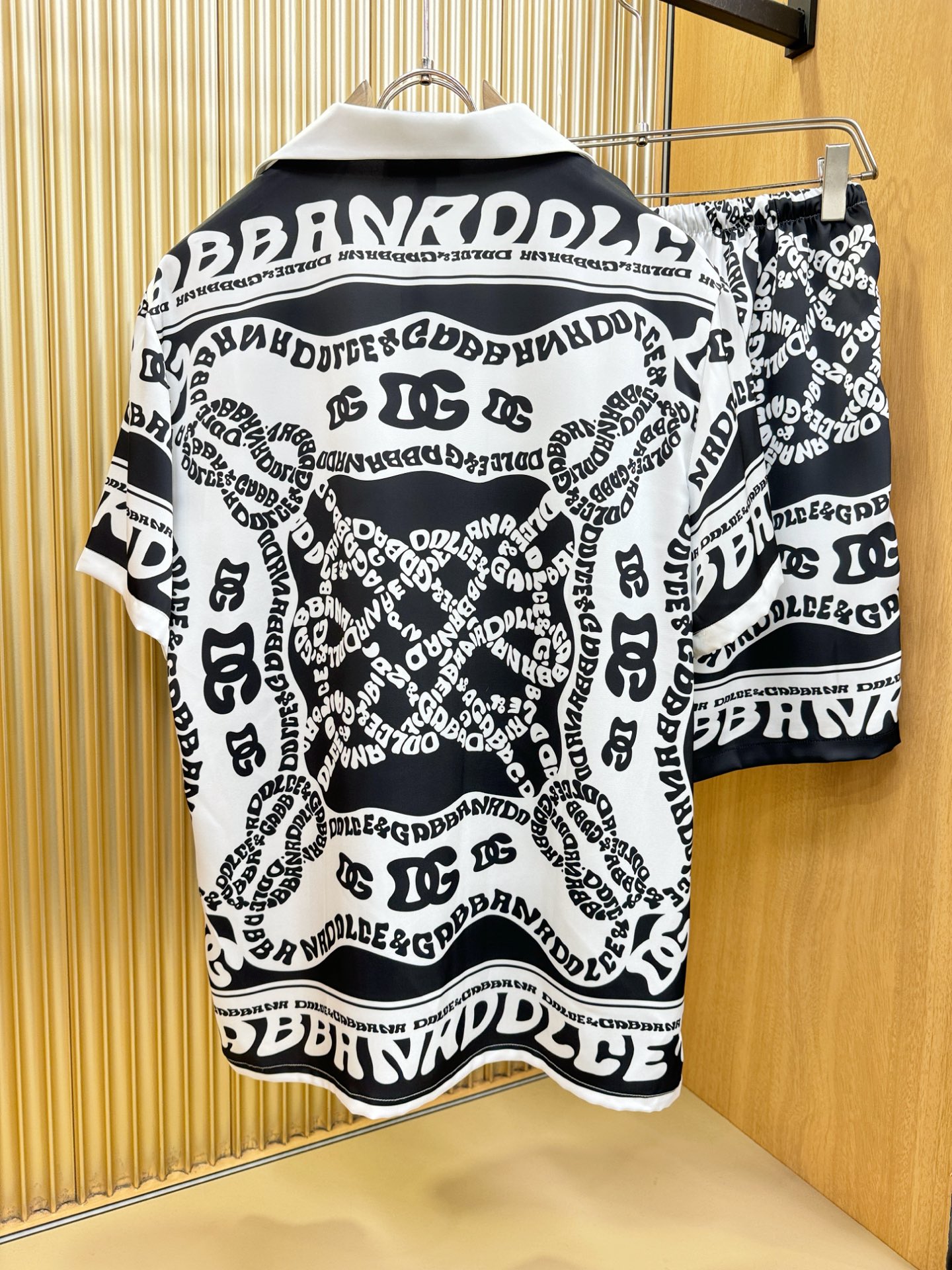 Balenciaga巴黎世家 2026新款真丝套装，男女同款家居服套装，睡衣套装，干净利落剪裁，都市风十