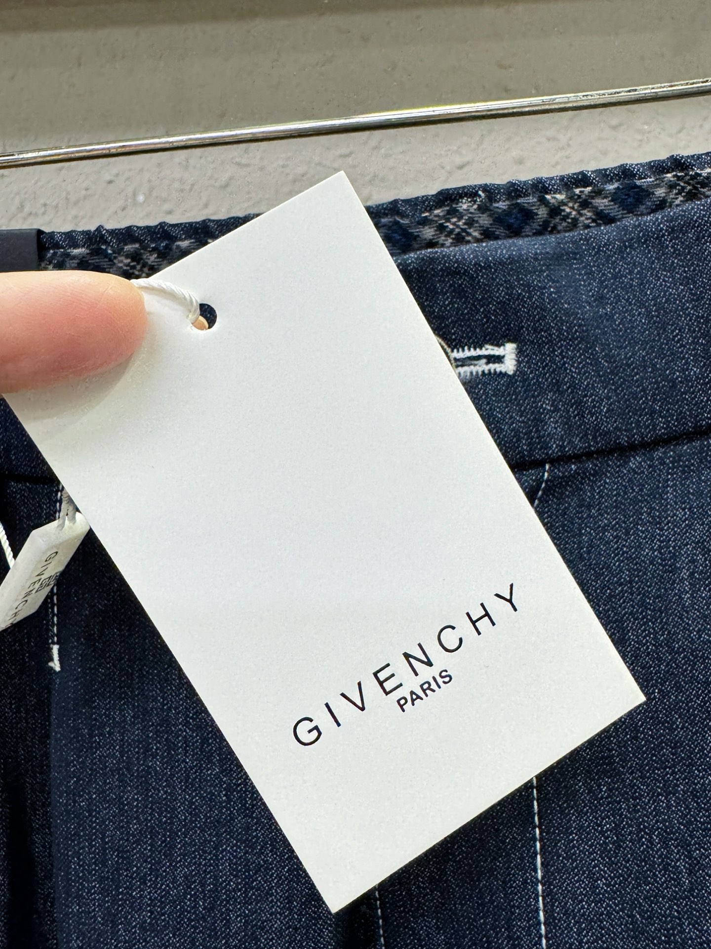 Givenchy 纪梵希 休闲裤，精选面料，柔软舒适有质感，原版五金配件，非常炫酷，细节处理精致，上身效