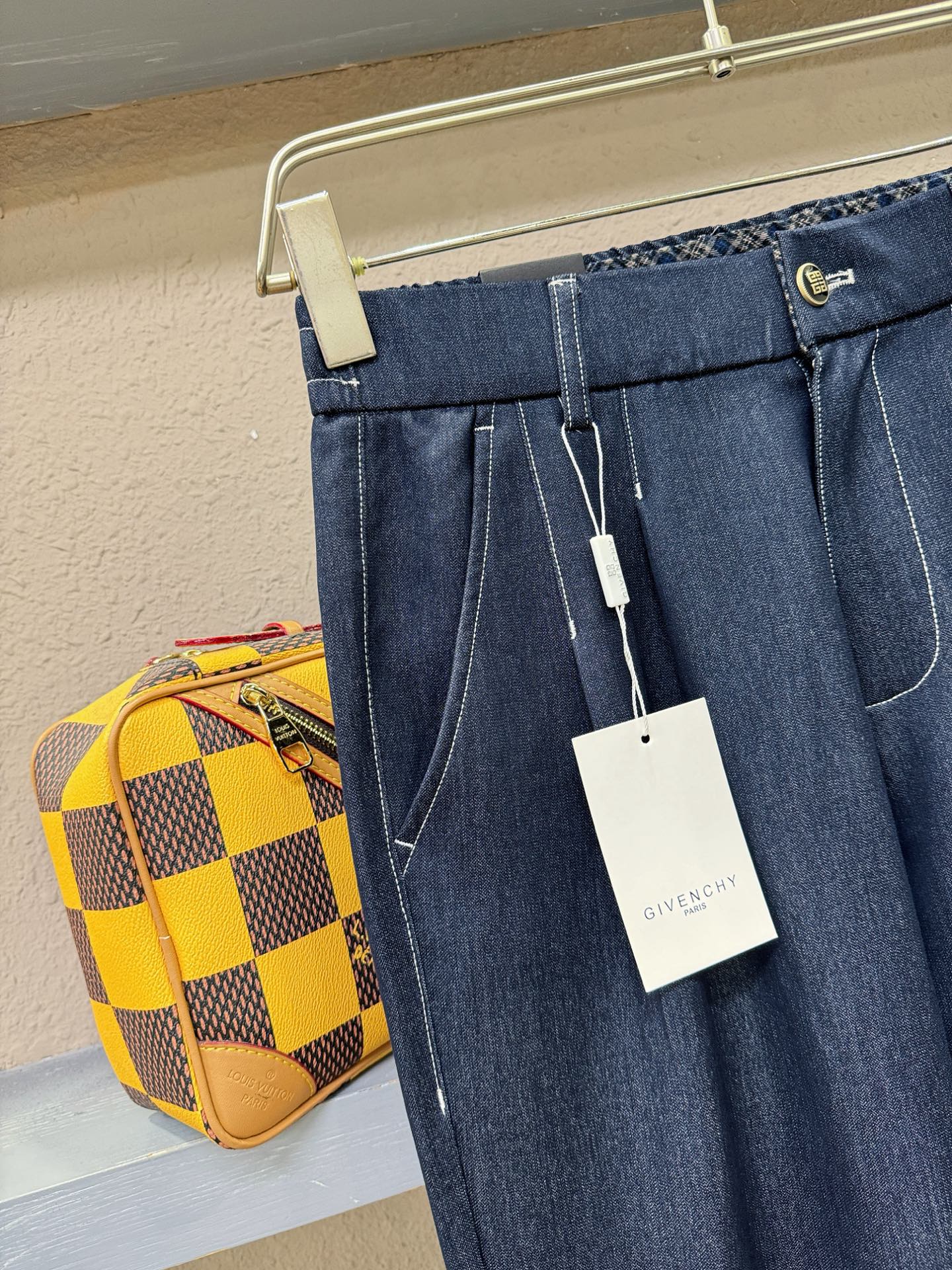 Givenchy 纪梵希 休闲裤，精选面料，柔软舒适有质感，原版五金配件，非常炫酷，细节处理精致，上身效