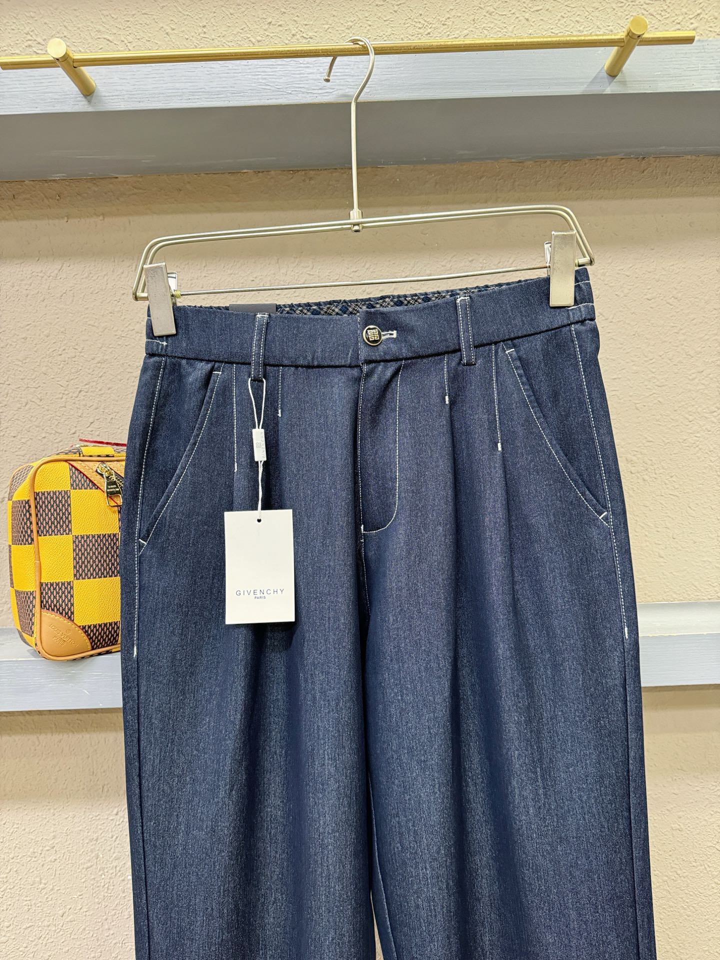 Givenchy 纪梵希 休闲裤，精选面料，柔软舒适有质感，原版五金配件，非常炫酷，细节处理精致，上身效