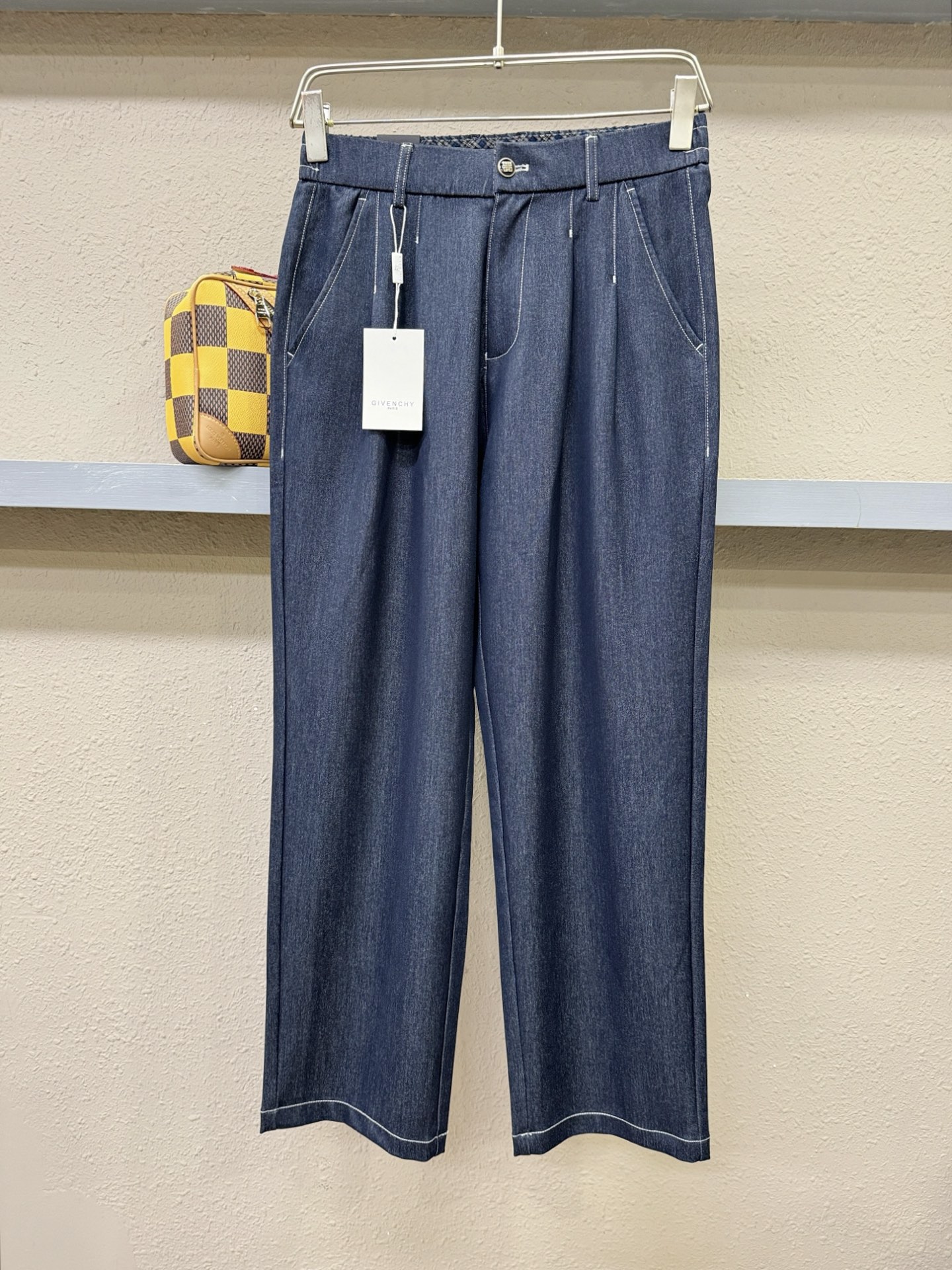 Givenchy 纪梵希 休闲裤，精选面料，柔软舒适有质感，原版五金配件，非常炫酷，细节处理精致，上身效
