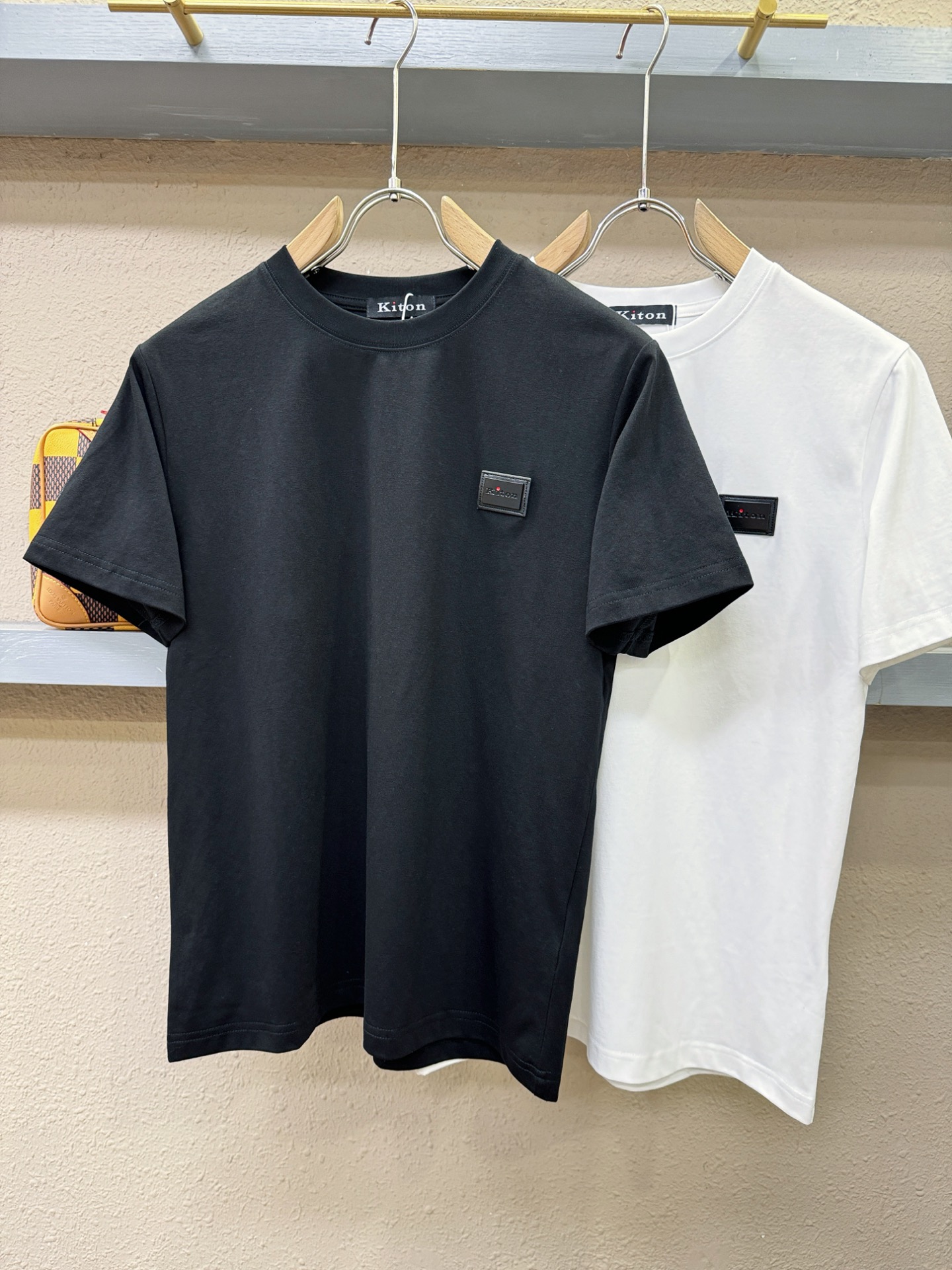 KITON  2026新款短袖T恤！男女同款！走秀图案时尚休闲短袖T恤衫！设计logo设计！极具设计精选
