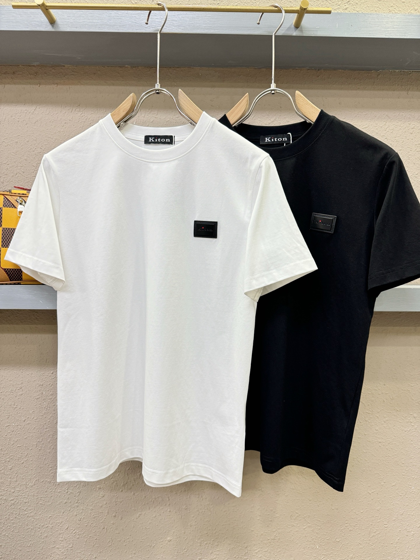 KITON  2026新款短袖T恤！男女同款！走秀图案时尚休闲短袖T恤衫！设计logo设计！极具设计精选