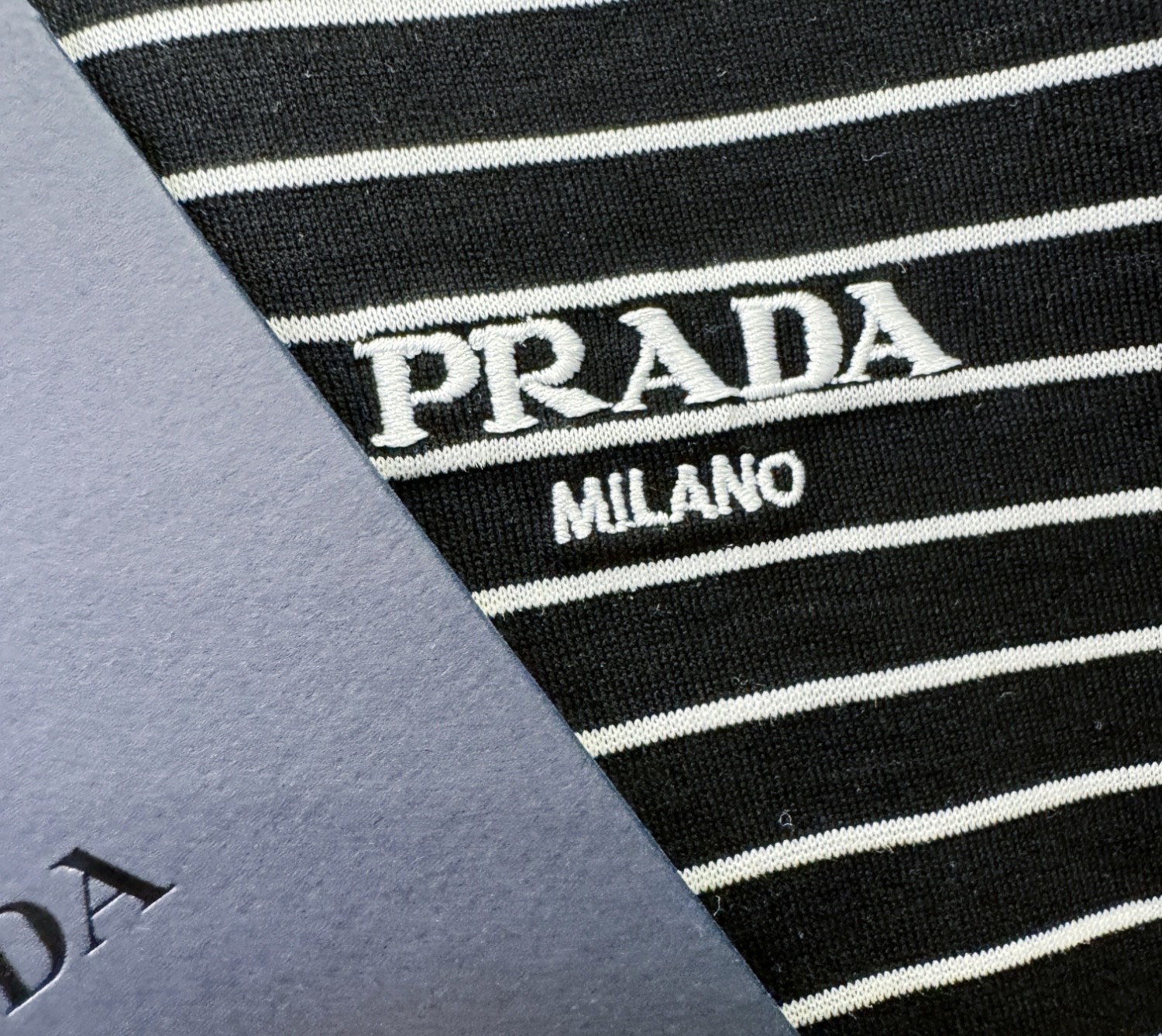 PRADA 普拉达 顶级品质 2026新品短袖！精工设计，原版定制面料，手感柔软。顶级进口私货，时尚设计