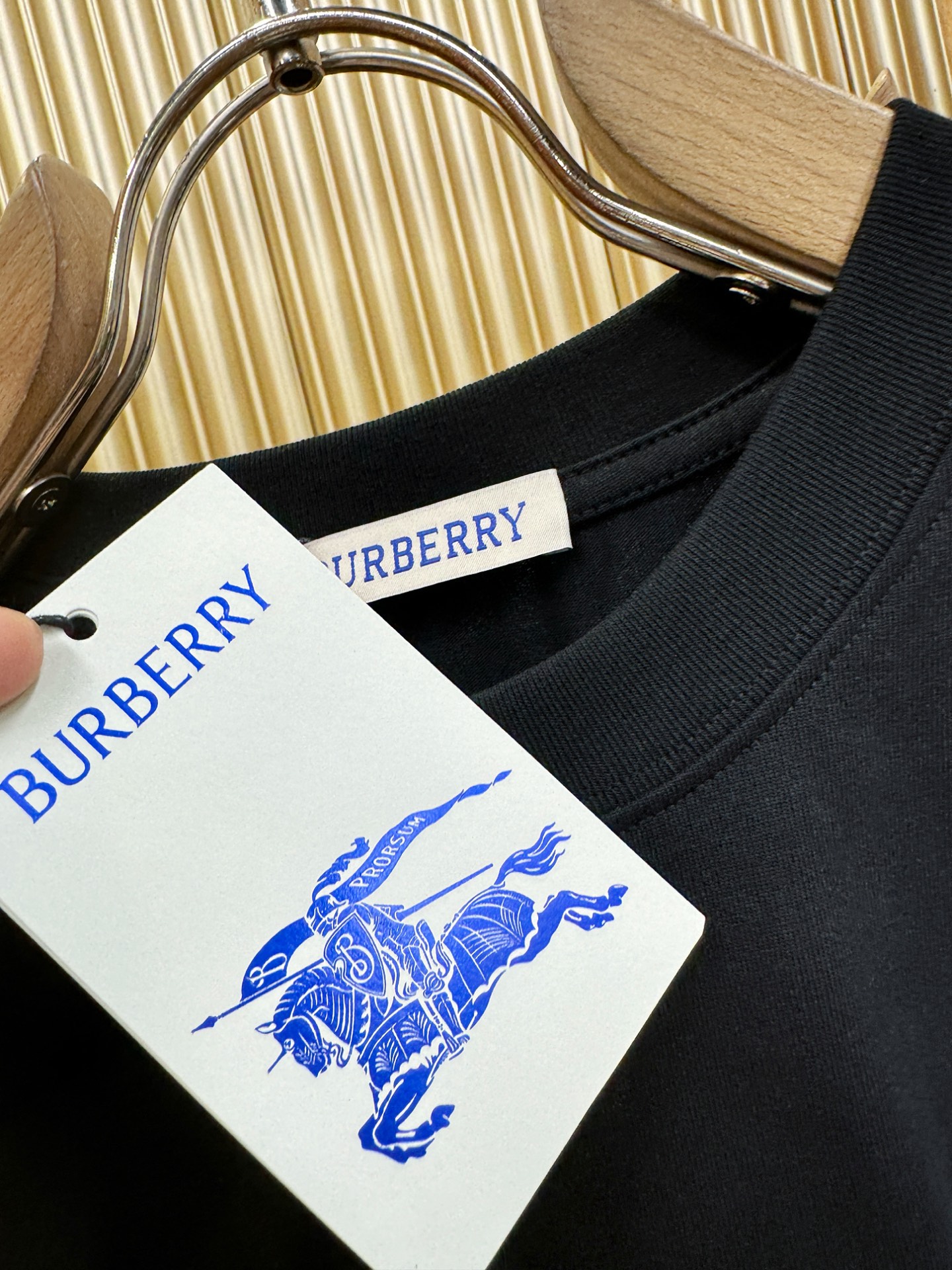 BURBERRY巴宝莉 2026新款短袖T恤！男女同款！走秀图案时尚休闲短袖T恤衫！设计logo设计！极
