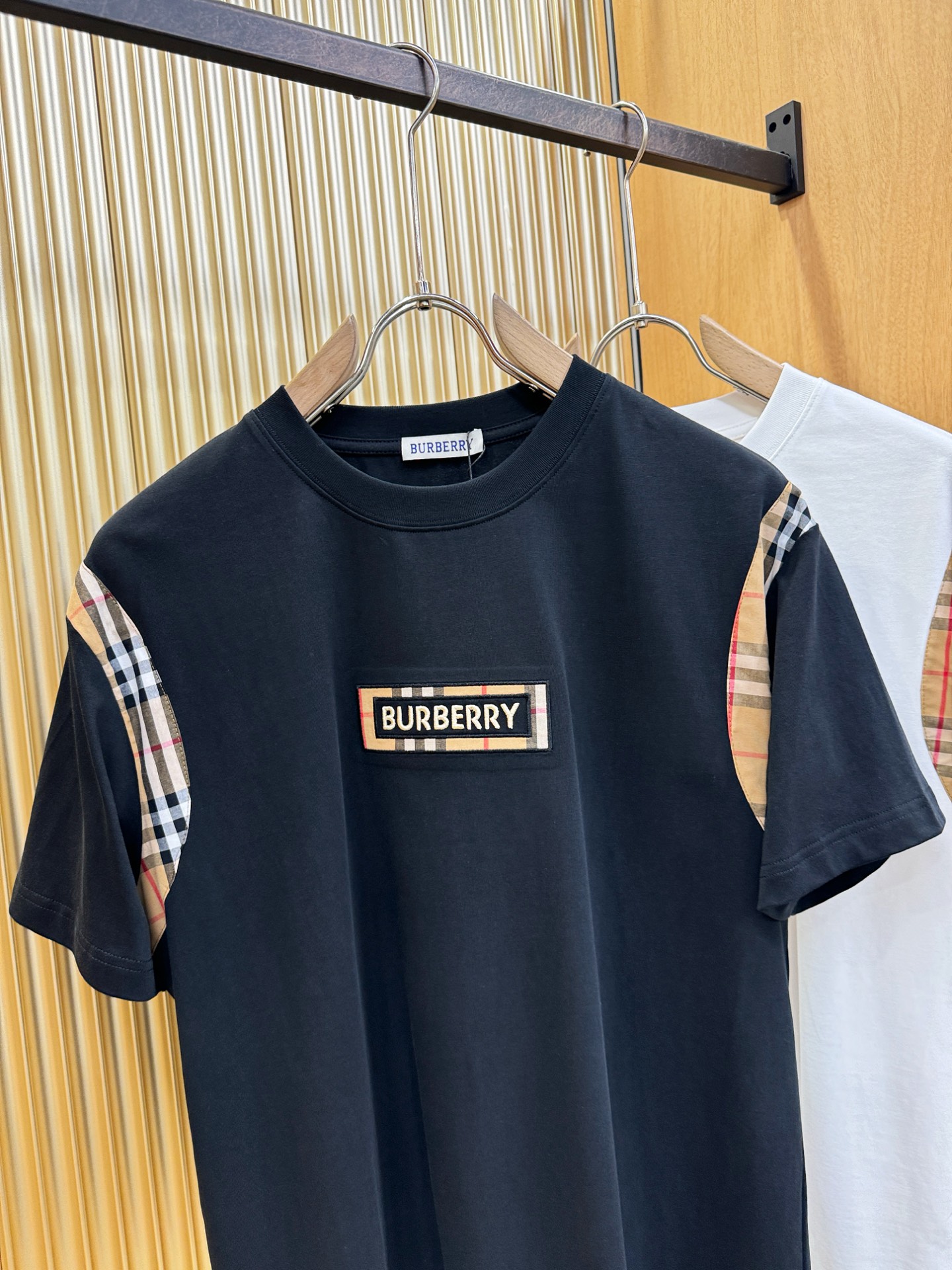 BURBERRY巴宝莉 2026新款短袖T恤！男女同款！走秀图案时尚休闲短袖T恤衫！设计logo设计！极