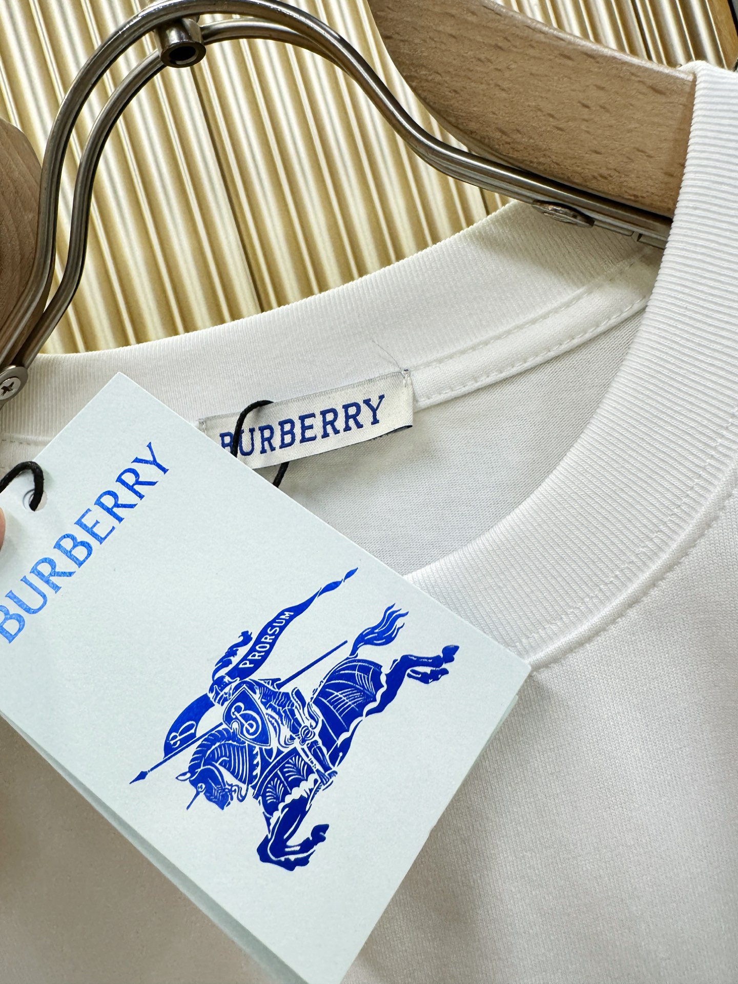 BURBERRY巴宝莉 2026新款短袖T恤！男女同款！走秀图案时尚休闲短袖T恤衫！设计logo设计！极