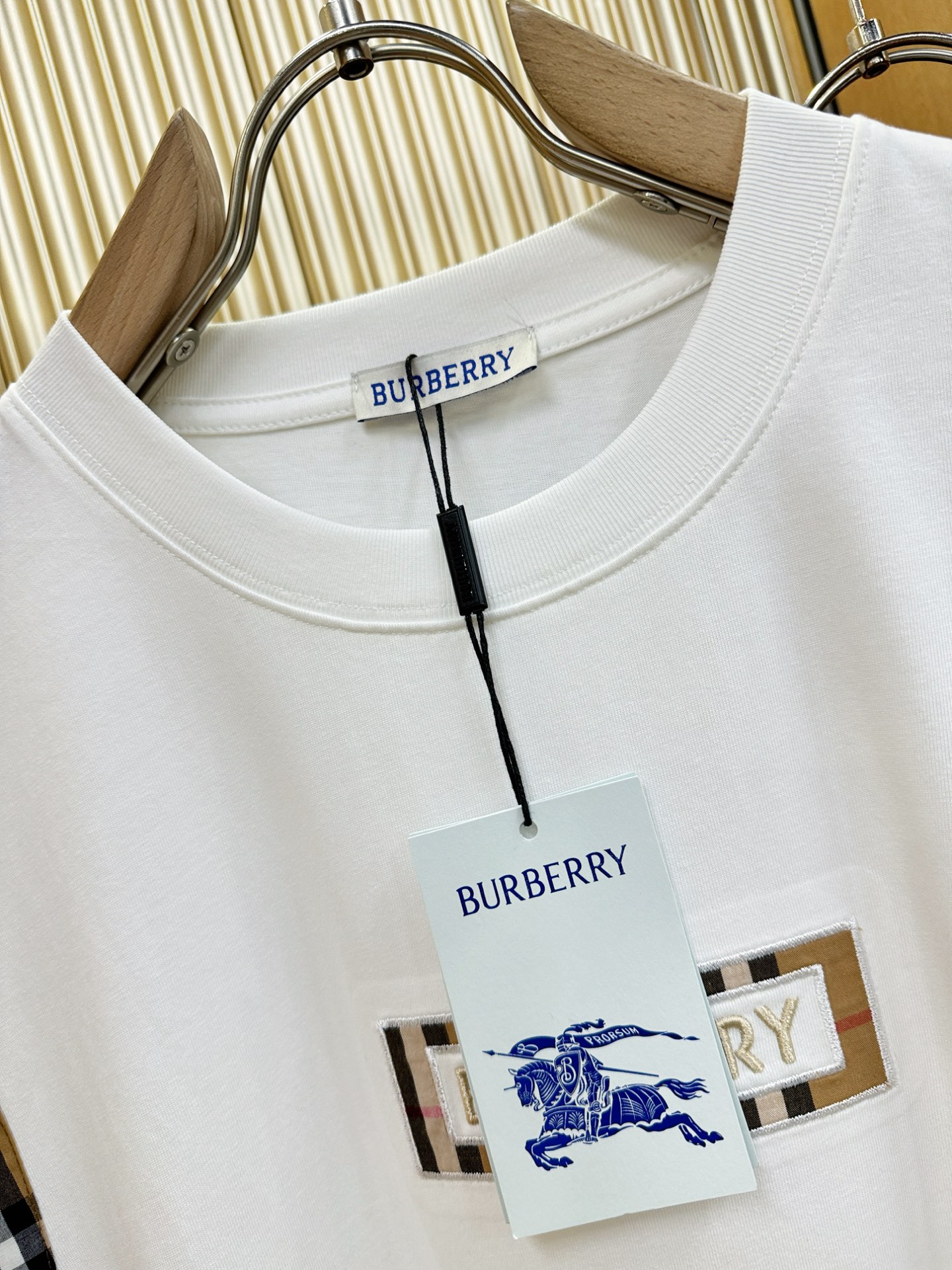 BURBERRY巴宝莉 2026新款短袖T恤！男女同款！走秀图案时尚休闲短袖T恤衫！设计logo设计！极