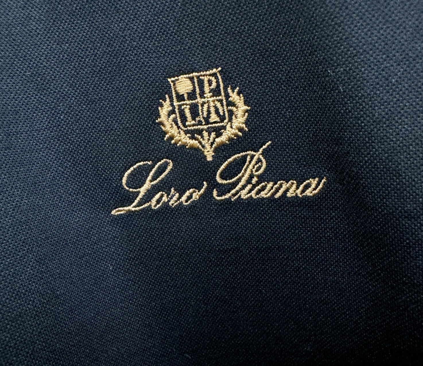 Loro Piana诺悠翩雅 2026春夏新款首发专柜最新款翻领短袖，高端订制 设计前卫时尚！品牌log