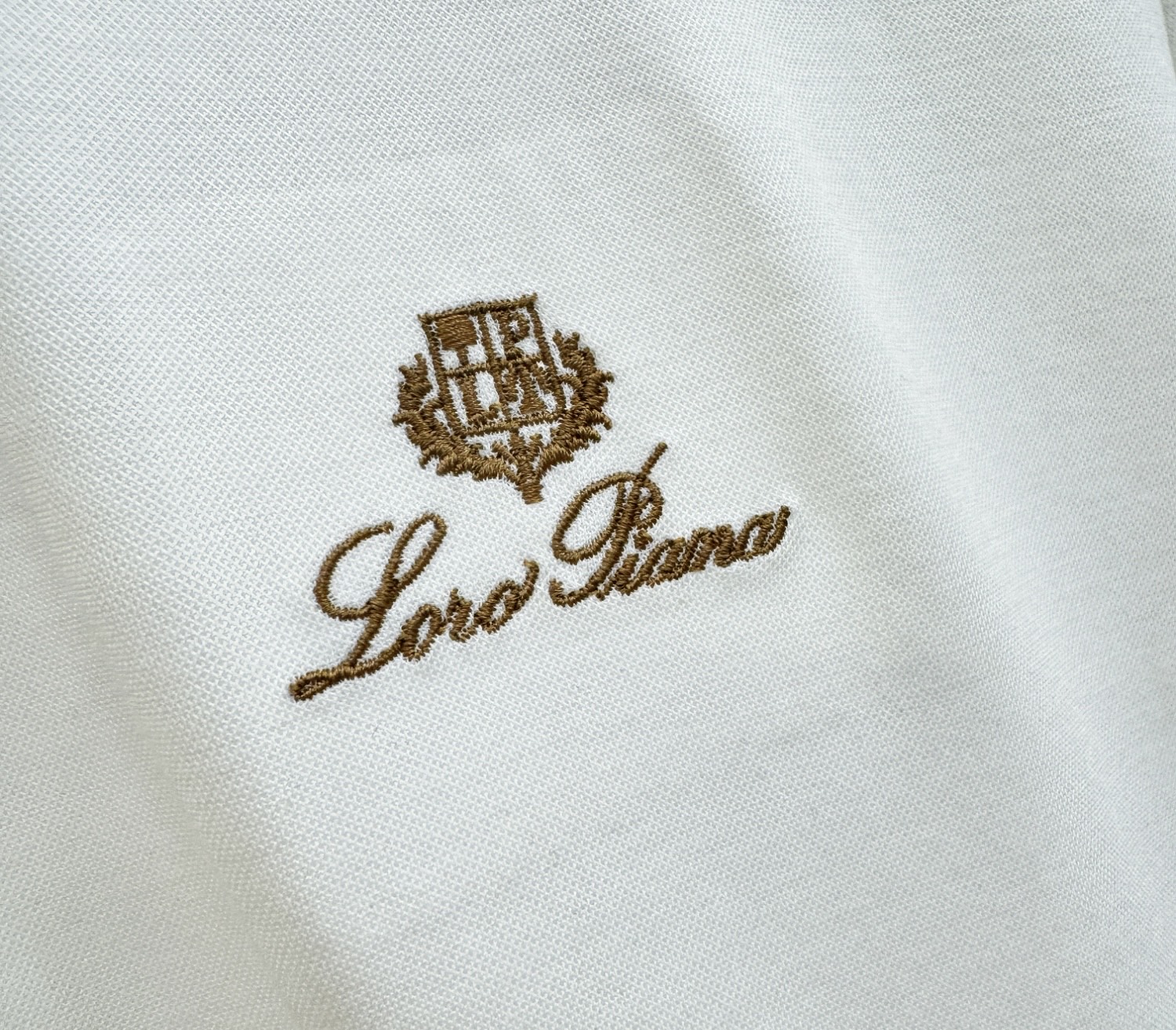 Loro Piana诺悠翩雅 2026春夏新款首发专柜最新款翻领短袖，高端订制 设计前卫时尚！品牌log