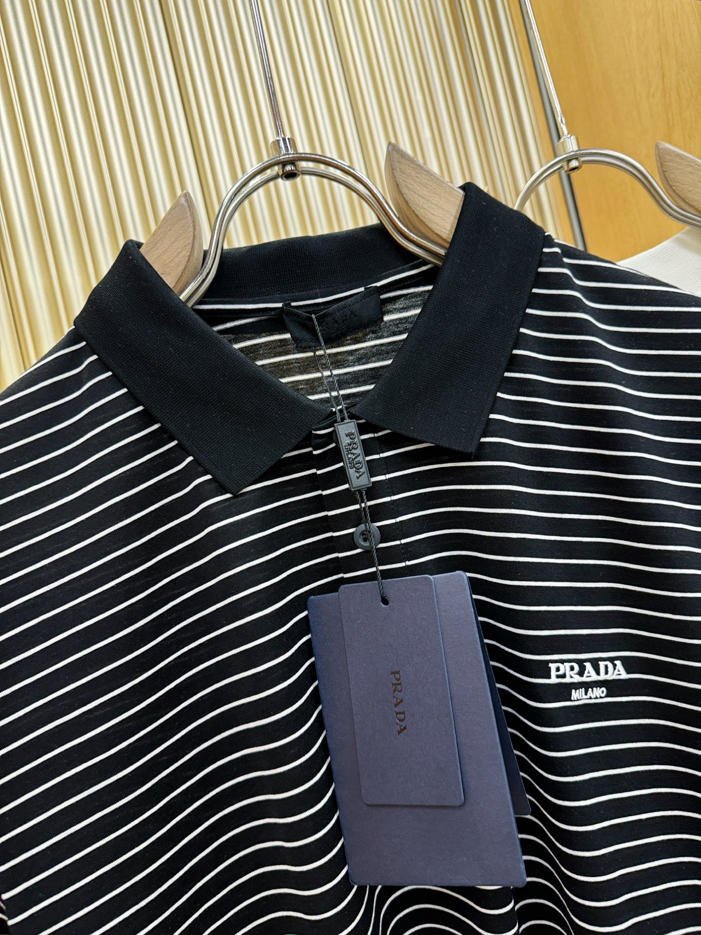 PRADA 普拉达 2026春夏新款首发专柜最新款翻领短袖，丝光棉面料，高端订制 设计前卫时尚！品牌lo