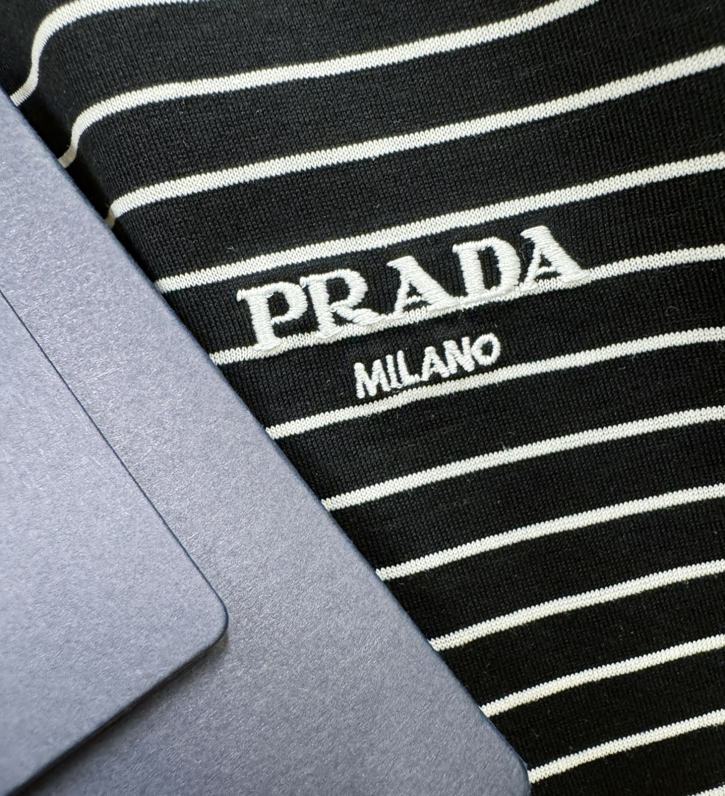 PRADA 普拉达 2026春夏新款首发专柜最新款翻领短袖，丝光棉面料，高端订制 设计前卫时尚！品牌lo