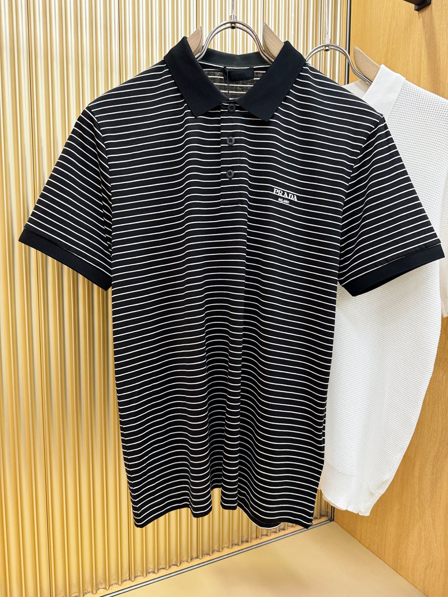 PRADA 普拉达 2026春夏新款首发专柜最新款翻领短袖，丝光棉面料，高端订制 设计前卫时尚！品牌lo