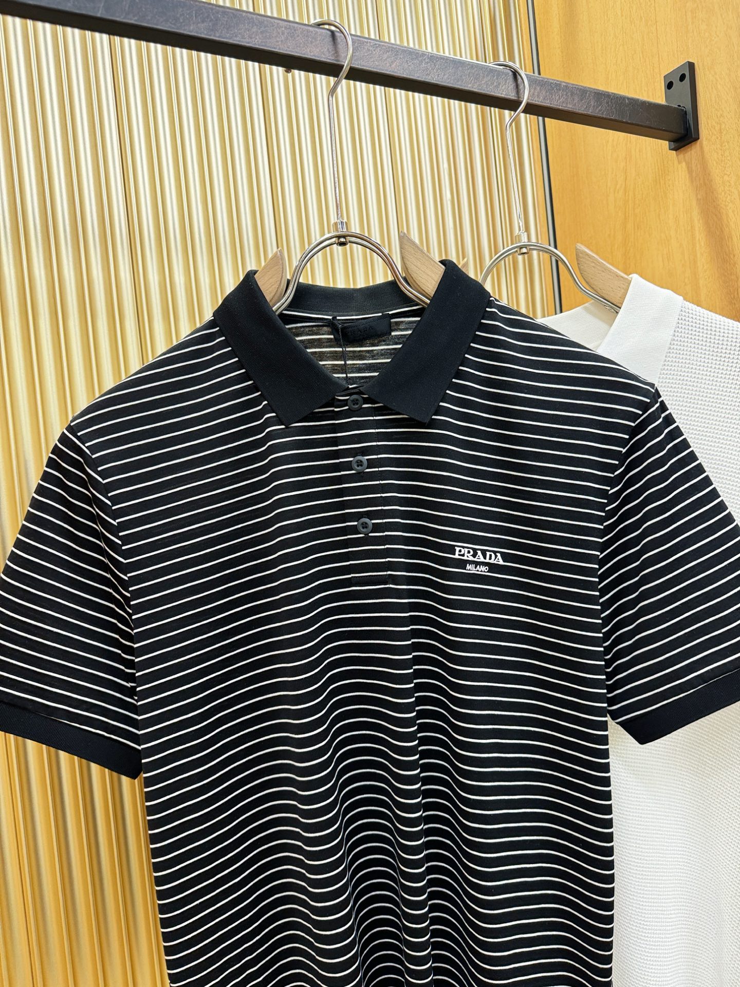 PRADA 普拉达 2026春夏新款首发专柜最新款翻领短袖，丝光棉面料，高端订制 设计前卫时尚！品牌lo