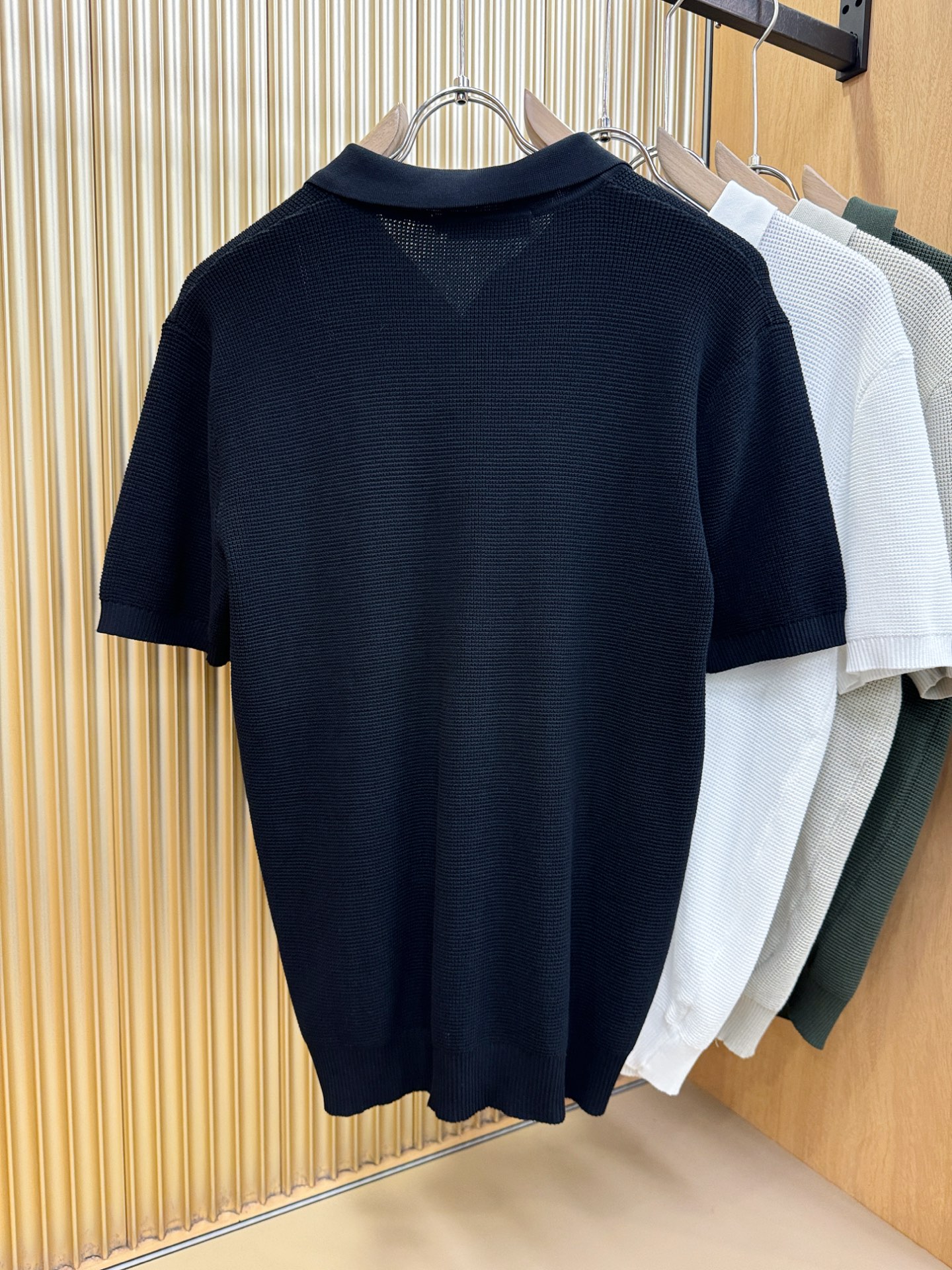 Loro Piana诺悠翩雅  2026春夏新品针织短袖，进口针织面料，手感柔软。顶级进口私货，时尚设计