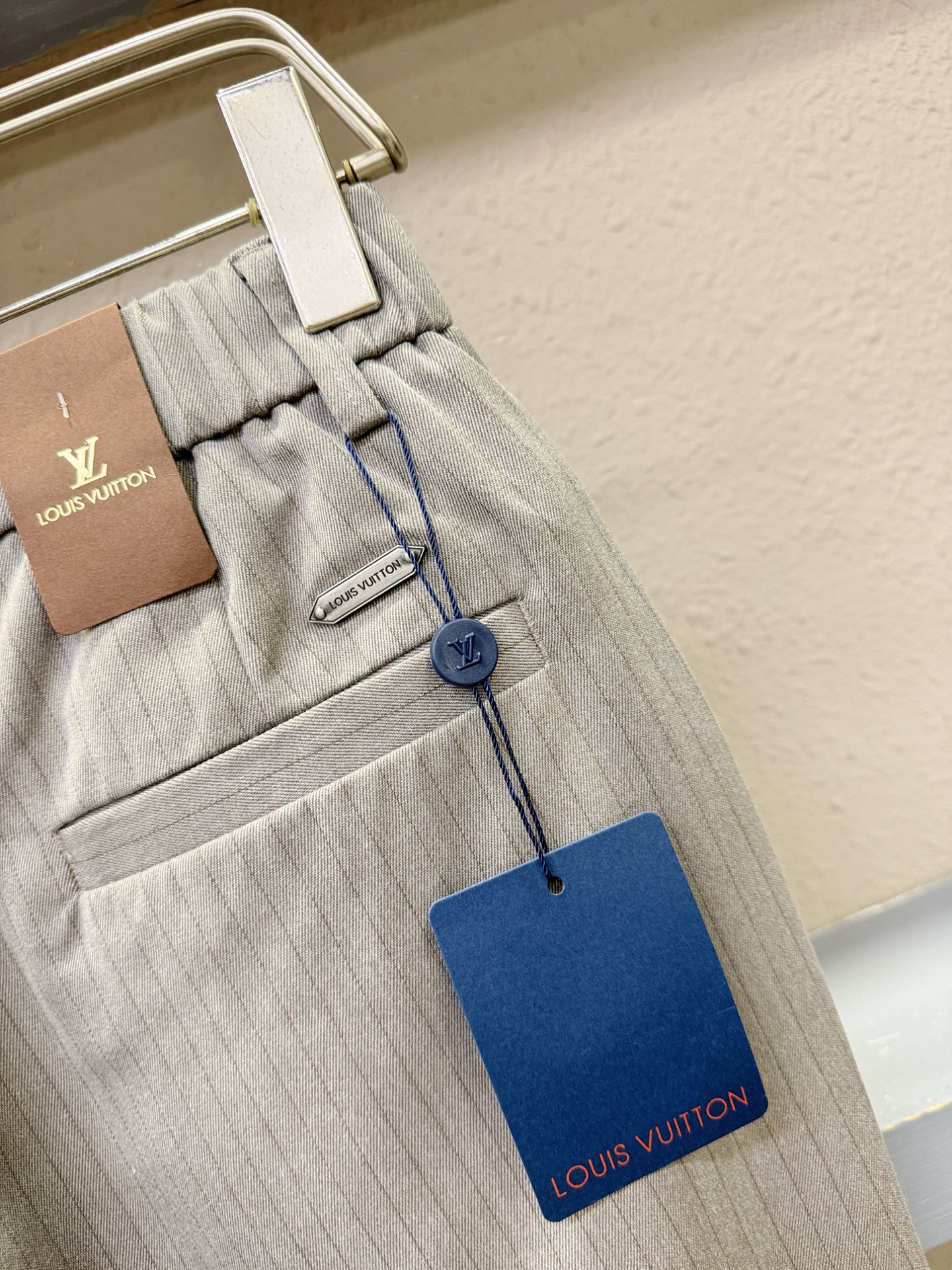 LV路易威登  休闲裤，精选面料，柔软舒适有质感，西裤面料，原版五金配件，非常炫酷，细节处理精致，上身效
