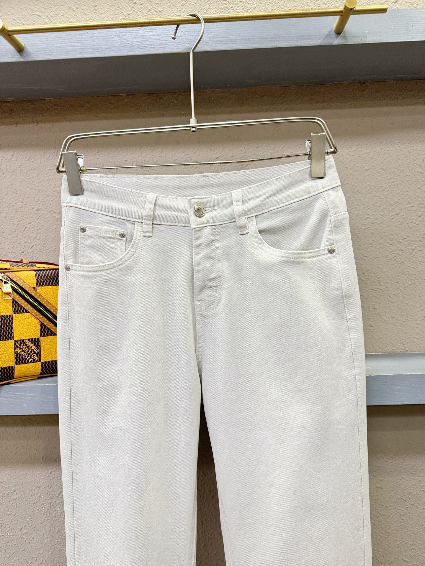 BOTTEGA VENETA葆蝶家 专柜新品，原版牛仔裤 原版重工打造，品牌经典LOGO设计，三标齐全！
