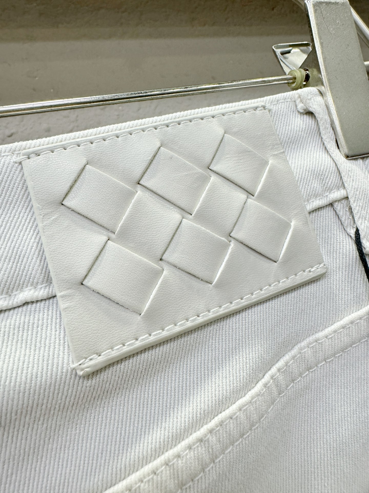 BOTTEGA VENETA葆蝶家 专柜新品，原版牛仔裤 原版重工打造，品牌经典LOGO设计，三标齐全！