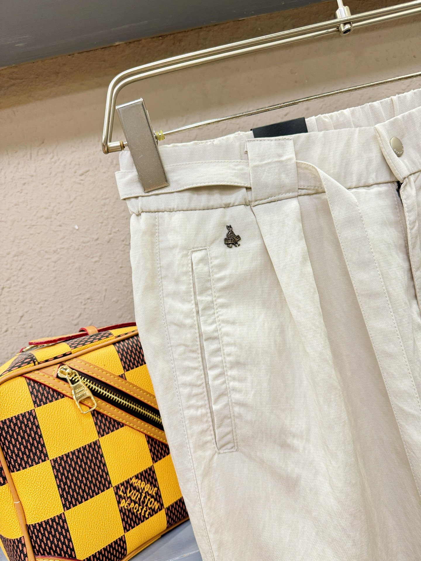 PRADA 普拉达 休闲裤，精选面料，柔软舒适有质感，亚麻面料，原版五金配件，非常炫酷，细节处理精致，上